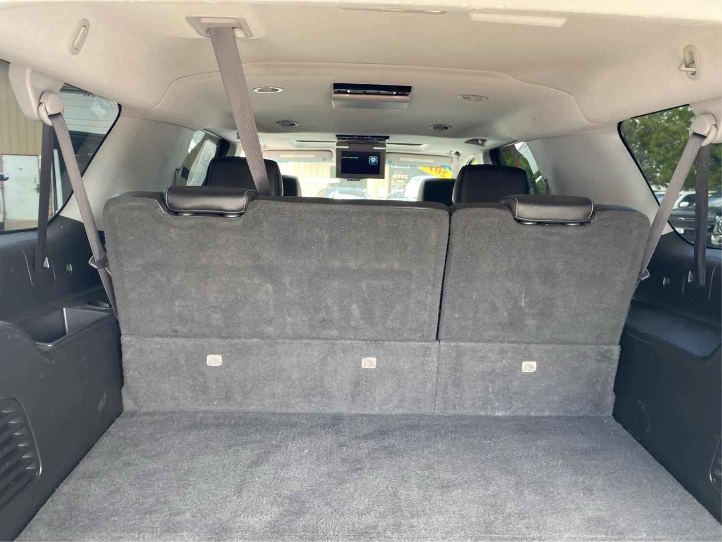 2019 WHITE GMC YUKON XL 1500 SLT (1GKS2GKC4KR) with an 5.3L engine, Automatic transmission, located at 908 SE 14th Street, Des Moines, IA, 50317, (515) 281-0330, 41.580303, -93.597046 - Photo#12