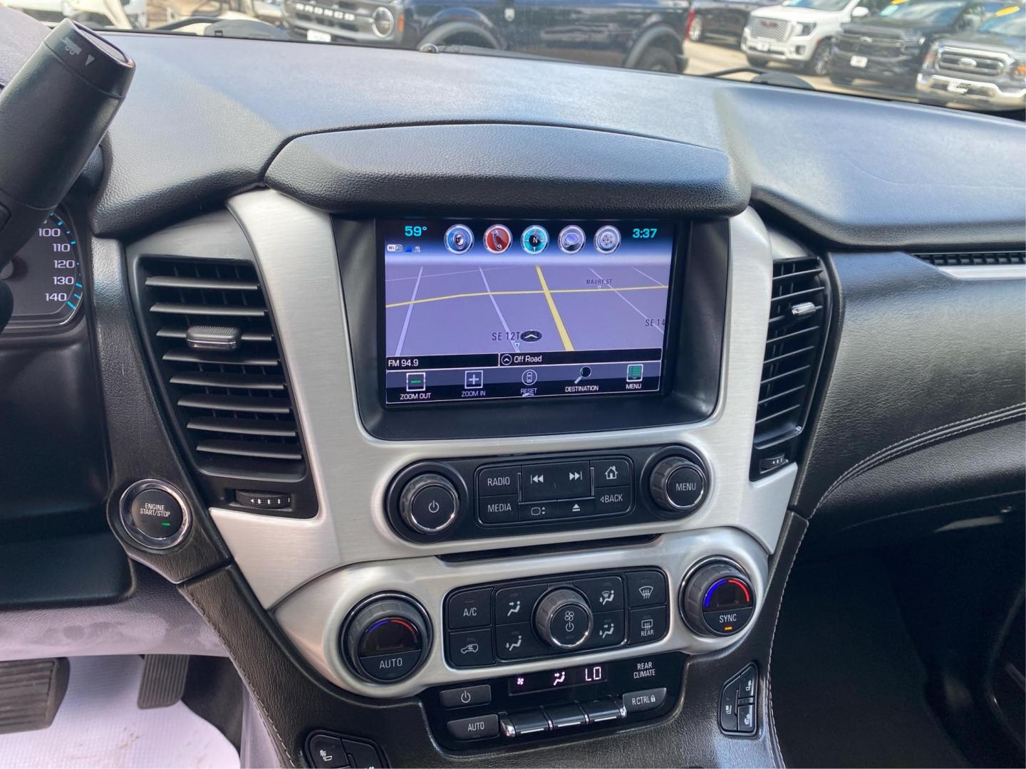2019 WHITE GMC YUKON XL 1500 SLT (1GKS2GKC4KR) with an 5.3L engine, Automatic transmission, located at 908 SE 14th Street, Des Moines, IA, 50317, (515) 281-0330, 41.580303, -93.597046 - Photo#13