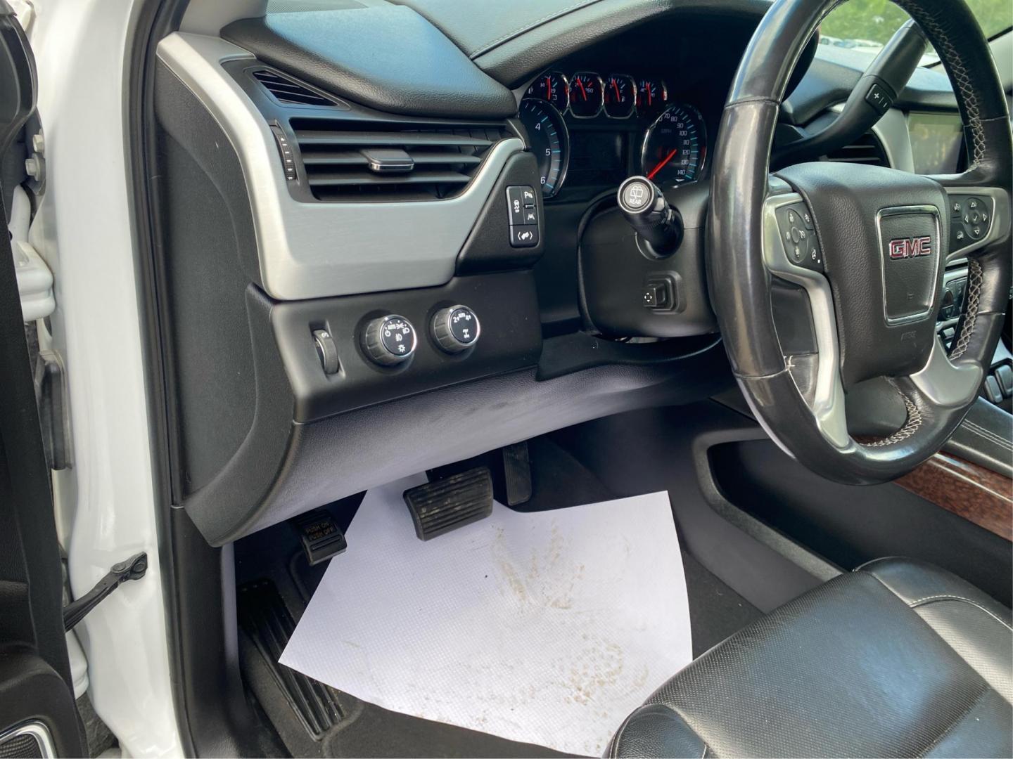 2019 WHITE GMC YUKON XL 1500 SLT (1GKS2GKC4KR) with an 5.3L engine, Automatic transmission, located at 908 SE 14th Street, Des Moines, IA, 50317, (515) 281-0330, 41.580303, -93.597046 - Photo#17