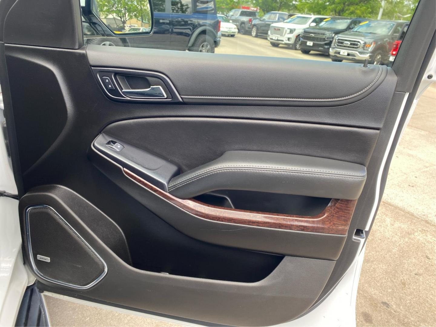 2019 WHITE GMC YUKON XL 1500 SLT (1GKS2GKC4KR) with an 5.3L engine, Automatic transmission, located at 908 SE 14th Street, Des Moines, IA, 50317, (515) 281-0330, 41.580303, -93.597046 - Photo#20