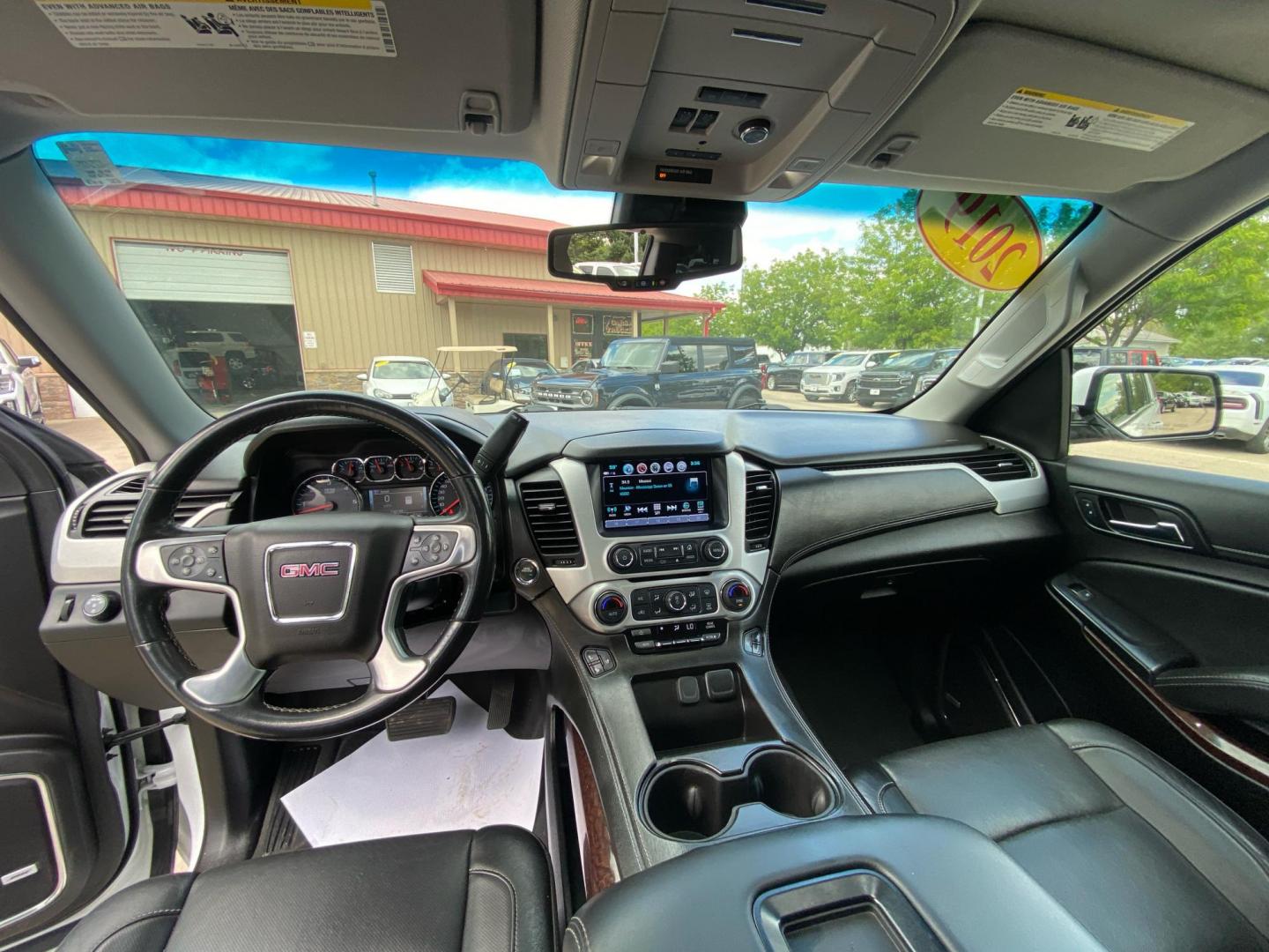 2019 WHITE GMC YUKON XL 1500 SLT (1GKS2GKC4KR) with an 5.3L engine, Automatic transmission, located at 908 SE 14th Street, Des Moines, IA, 50317, (515) 281-0330, 41.580303, -93.597046 - Photo#21