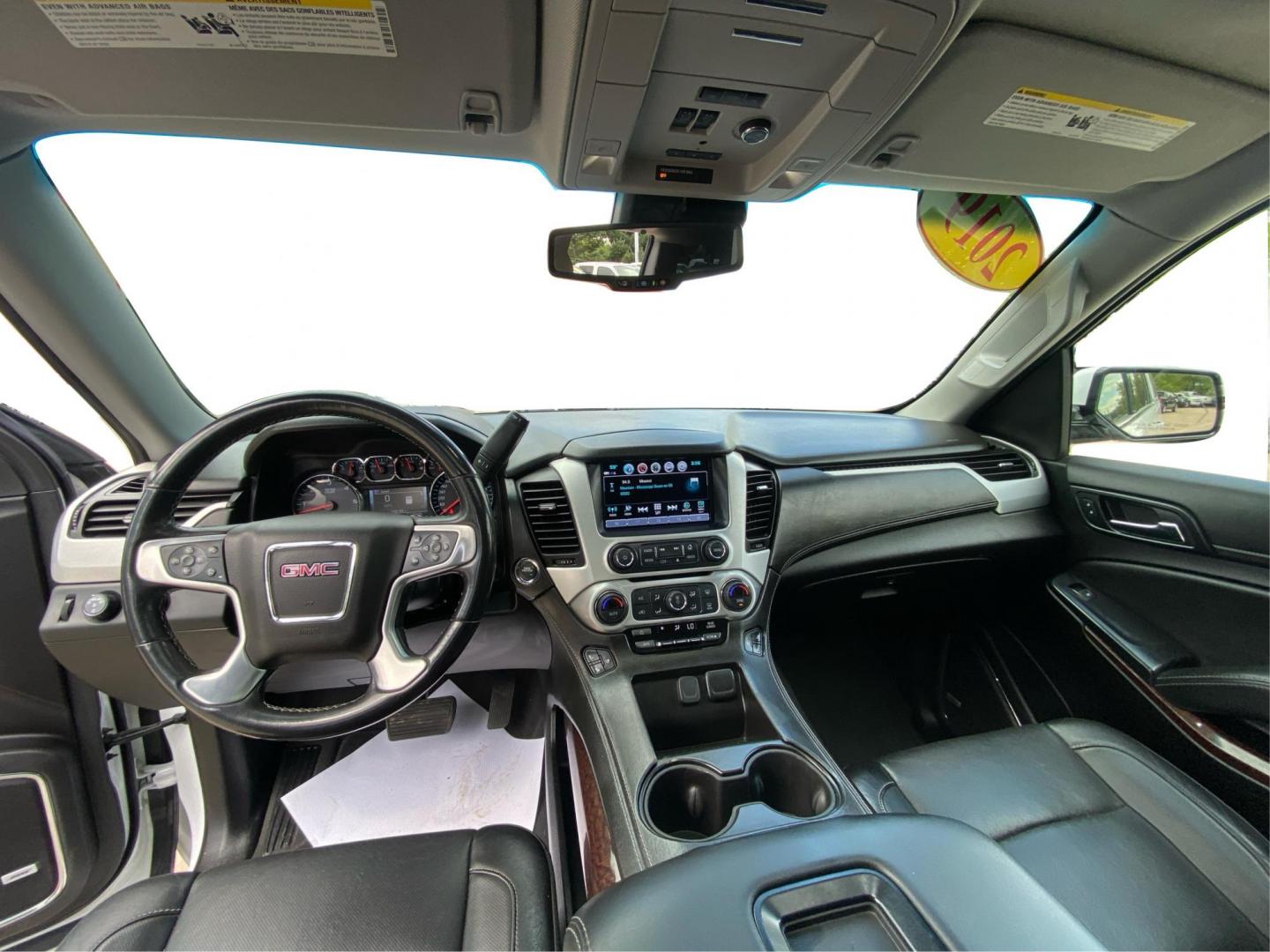 2019 WHITE GMC YUKON XL 1500 SLT (1GKS2GKC4KR) with an 5.3L engine, Automatic transmission, located at 908 SE 14th Street, Des Moines, IA, 50317, (515) 281-0330, 41.580303, -93.597046 - Photo#22