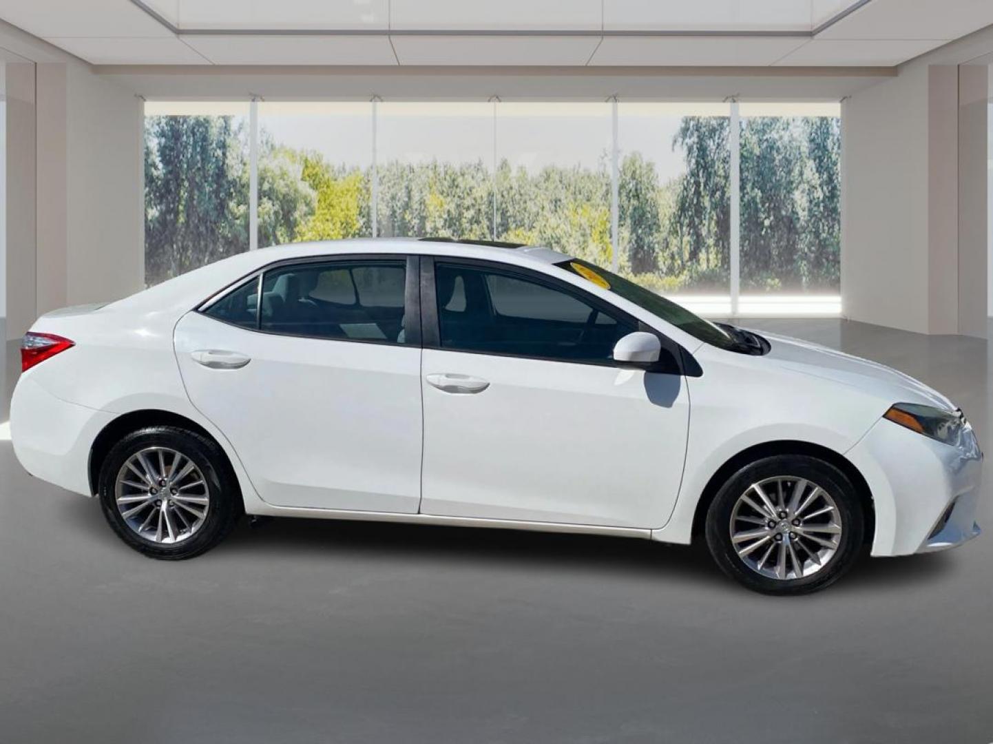 2015 WHITE TOYOTA COROLLA LE (2T1BURHE0FC) with an 1.8L engine, Automatic transmission, located at 908 SE 14th Street, Des Moines, IA, 50317, (515) 281-0330, 41.580303, -93.597046 - Photo#1