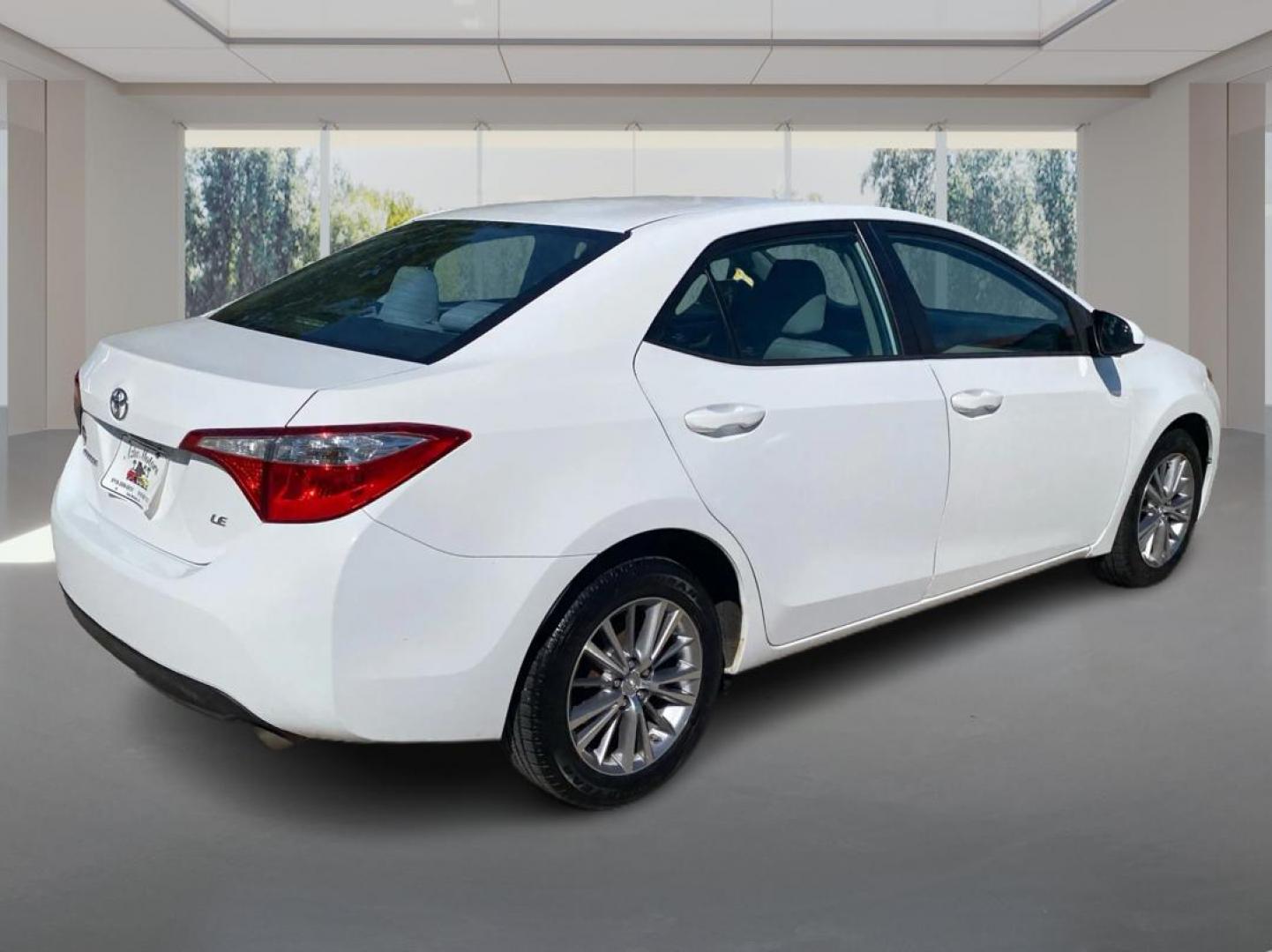 2015 WHITE TOYOTA COROLLA LE (2T1BURHE0FC) with an 1.8L engine, Automatic transmission, located at 908 SE 14th Street, Des Moines, IA, 50317, (515) 281-0330, 41.580303, -93.597046 - Photo#2