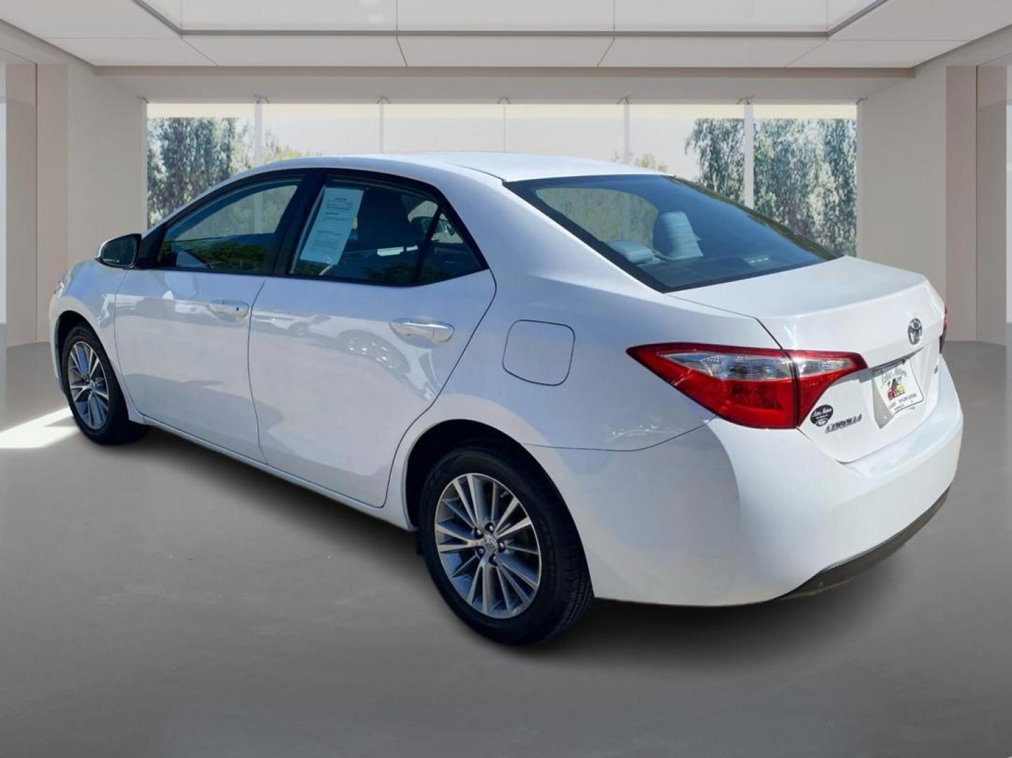 2015 WHITE TOYOTA COROLLA LE (2T1BURHE0FC) with an 1.8L engine, Automatic transmission, located at 908 SE 14th Street, Des Moines, IA, 50317, (515) 281-0330, 41.580303, -93.597046 - Photo#4