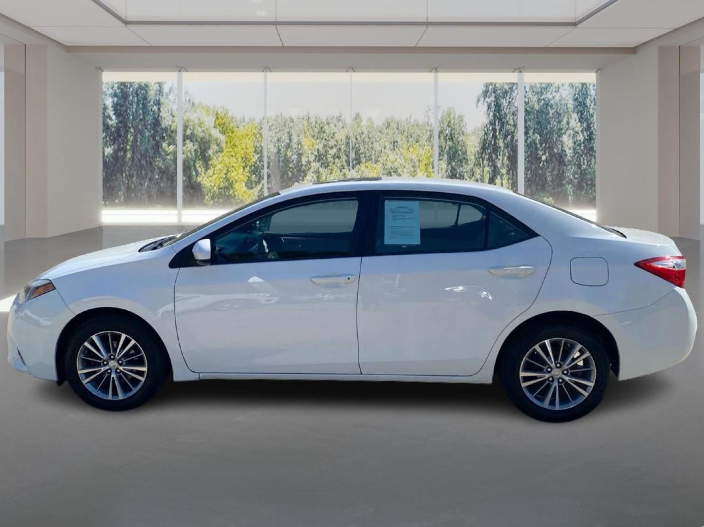 2015 WHITE TOYOTA COROLLA LE (2T1BURHE0FC) with an 1.8L engine, Automatic transmission, located at 908 SE 14th Street, Des Moines, IA, 50317, (515) 281-0330, 41.580303, -93.597046 - Photo#5