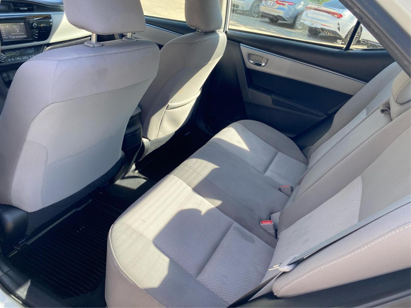 2015 WHITE TOYOTA COROLLA LE (2T1BURHE0FC) with an 1.8L engine, Automatic transmission, located at 908 SE 14th Street, Des Moines, IA, 50317, (515) 281-0330, 41.580303, -93.597046 - Photo#9