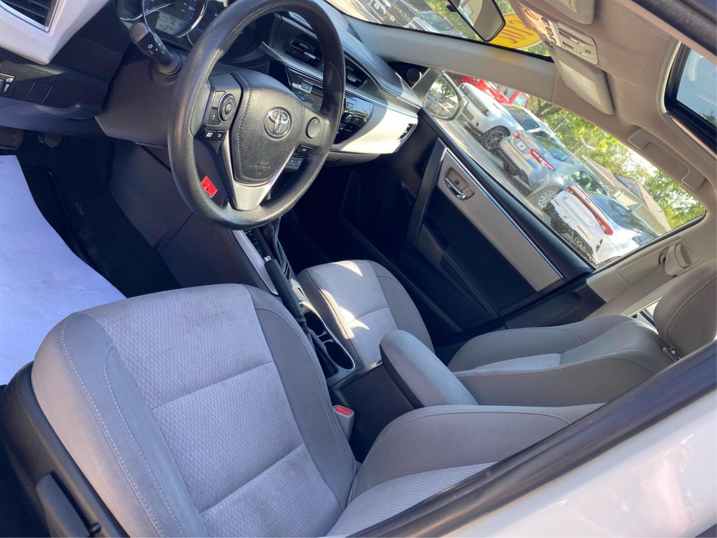 2015 WHITE TOYOTA COROLLA LE (2T1BURHE0FC) with an 1.8L engine, Automatic transmission, located at 908 SE 14th Street, Des Moines, IA, 50317, (515) 281-0330, 41.580303, -93.597046 - Photo#18