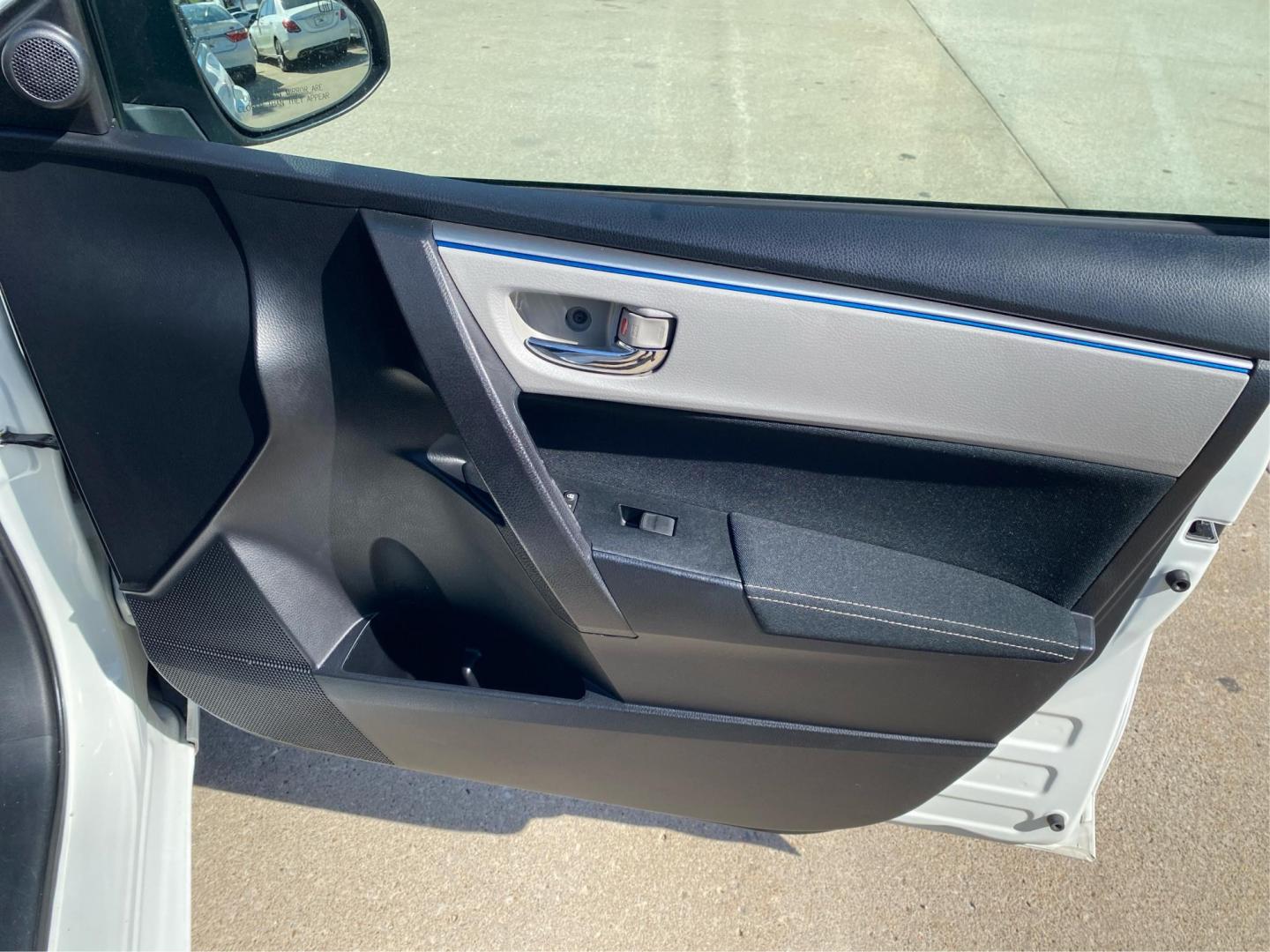 2015 WHITE TOYOTA COROLLA LE (2T1BURHE0FC) with an 1.8L engine, Automatic transmission, located at 908 SE 14th Street, Des Moines, IA, 50317, (515) 281-0330, 41.580303, -93.597046 - Photo#20