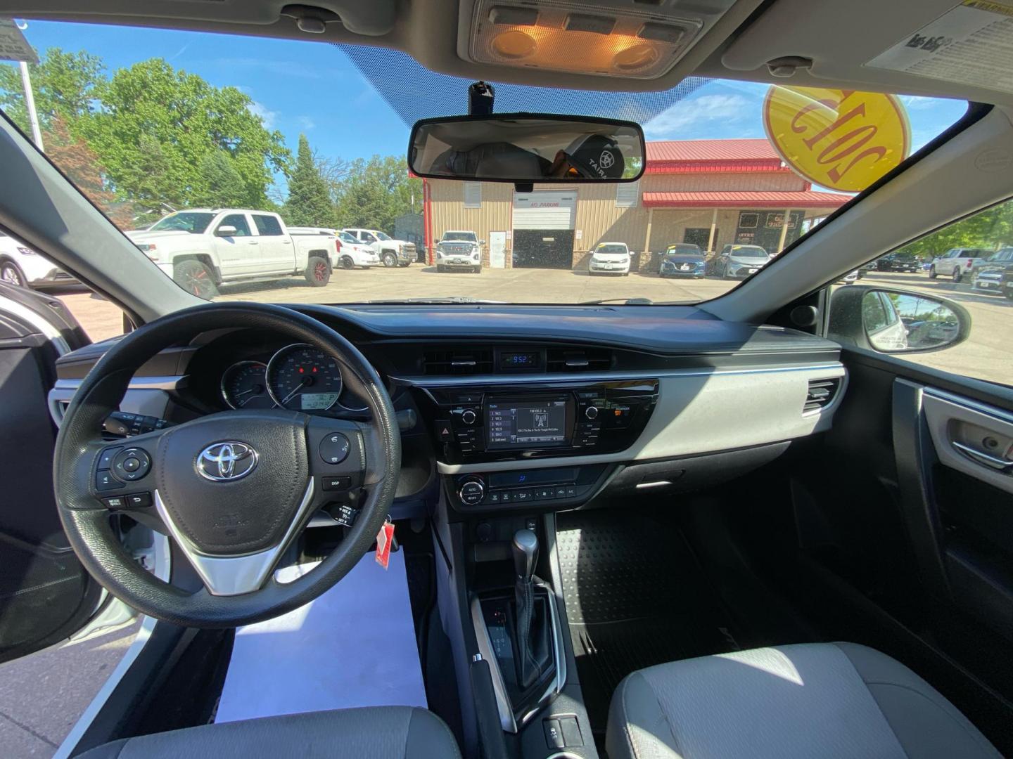 2015 WHITE TOYOTA COROLLA LE (2T1BURHE0FC) with an 1.8L engine, Automatic transmission, located at 908 SE 14th Street, Des Moines, IA, 50317, (515) 281-0330, 41.580303, -93.597046 - Photo#21