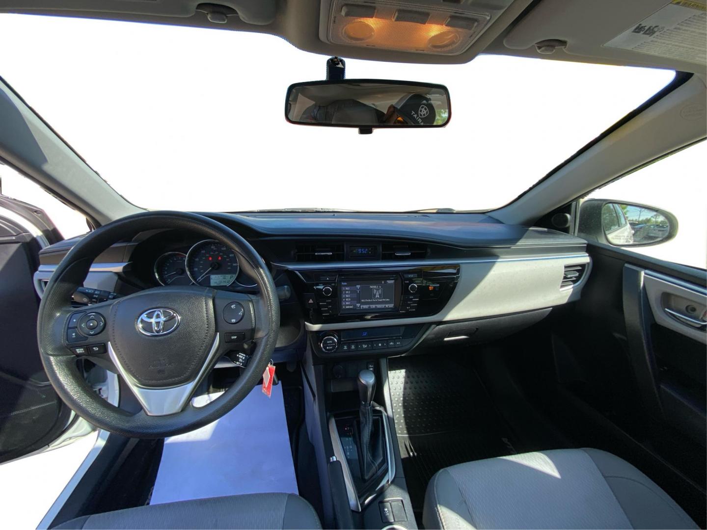 2015 WHITE TOYOTA COROLLA LE (2T1BURHE0FC) with an 1.8L engine, Automatic transmission, located at 908 SE 14th Street, Des Moines, IA, 50317, (515) 281-0330, 41.580303, -93.597046 - Photo#22