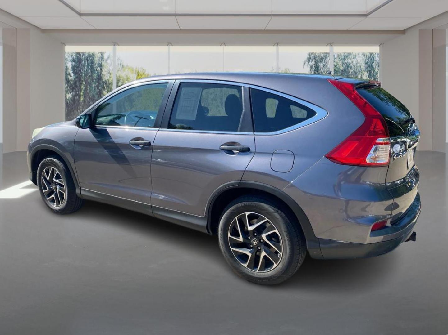 2016 GRAY HONDA CR-V SE (5J6RM4H47GL) with an 2.4L engine, Continuously Variable transmission, located at 908 SE 14th Street, Des Moines, IA, 50317, (515) 281-0330, 41.580303, -93.597046 - Photo#4