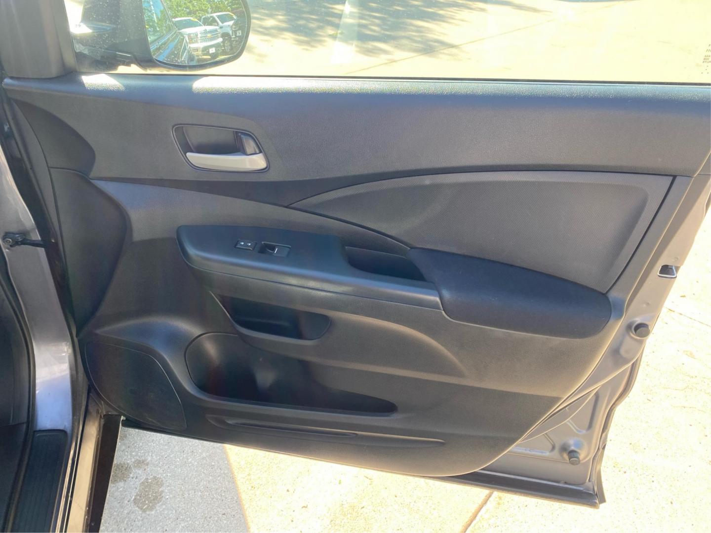 2016 GRAY HONDA CR-V SE (5J6RM4H47GL) with an 2.4L engine, Continuously Variable transmission, located at 908 SE 14th Street, Des Moines, IA, 50317, (515) 281-0330, 41.580303, -93.597046 - Photo#20