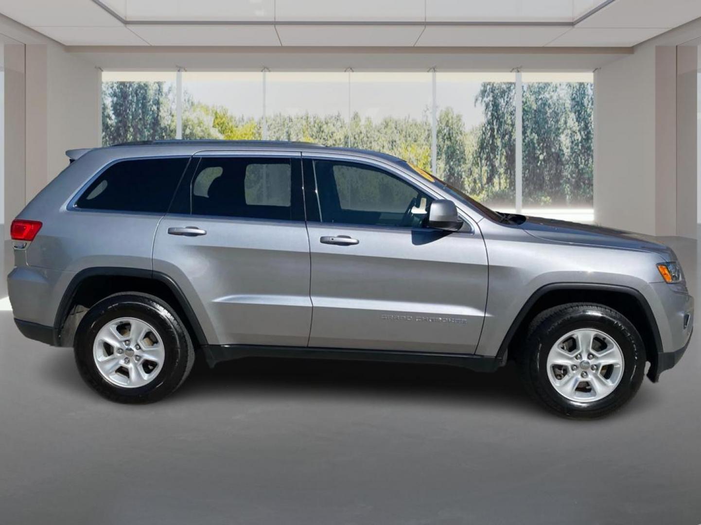2015 SILVER JEEP GRAND CHEROKEE LAREDO (1C4RJFAGXFC) with an 3.6L engine, Automatic transmission, located at 908 SE 14th Street, Des Moines, IA, 50317, (515) 281-0330, 41.580303, -93.597046 - Photo#1