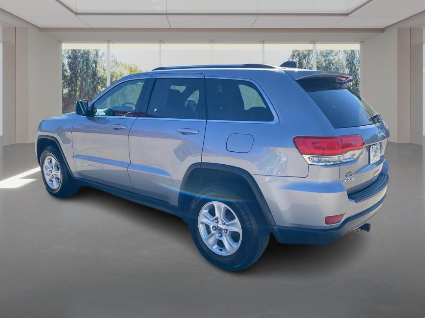 2015 SILVER JEEP GRAND CHEROKEE LAREDO (1C4RJFAGXFC) with an 3.6L engine, Automatic transmission, located at 908 SE 14th Street, Des Moines, IA, 50317, (515) 281-0330, 41.580303, -93.597046 - Photo#4