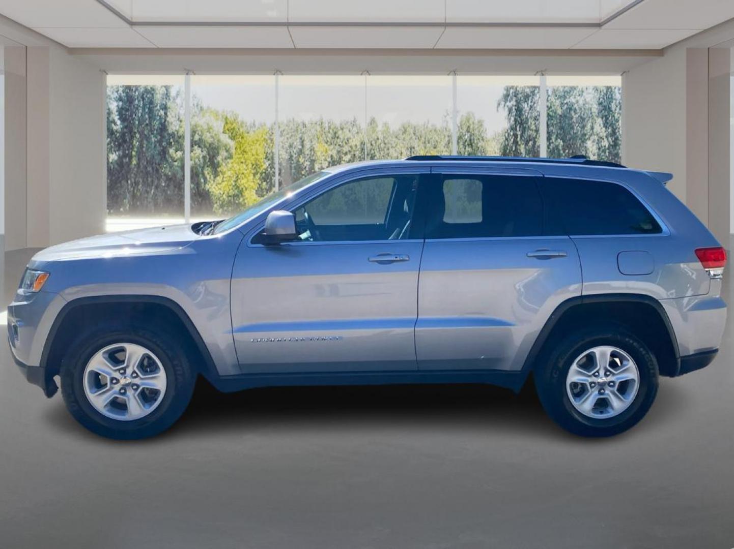 2015 SILVER JEEP GRAND CHEROKEE LAREDO (1C4RJFAGXFC) with an 3.6L engine, Automatic transmission, located at 908 SE 14th Street, Des Moines, IA, 50317, (515) 281-0330, 41.580303, -93.597046 - Photo#5