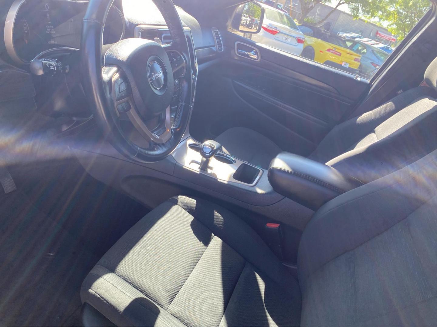 2015 SILVER JEEP GRAND CHEROKEE LAREDO (1C4RJFAGXFC) with an 3.6L engine, Automatic transmission, located at 908 SE 14th Street, Des Moines, IA, 50317, (515) 281-0330, 41.580303, -93.597046 - Photo#8