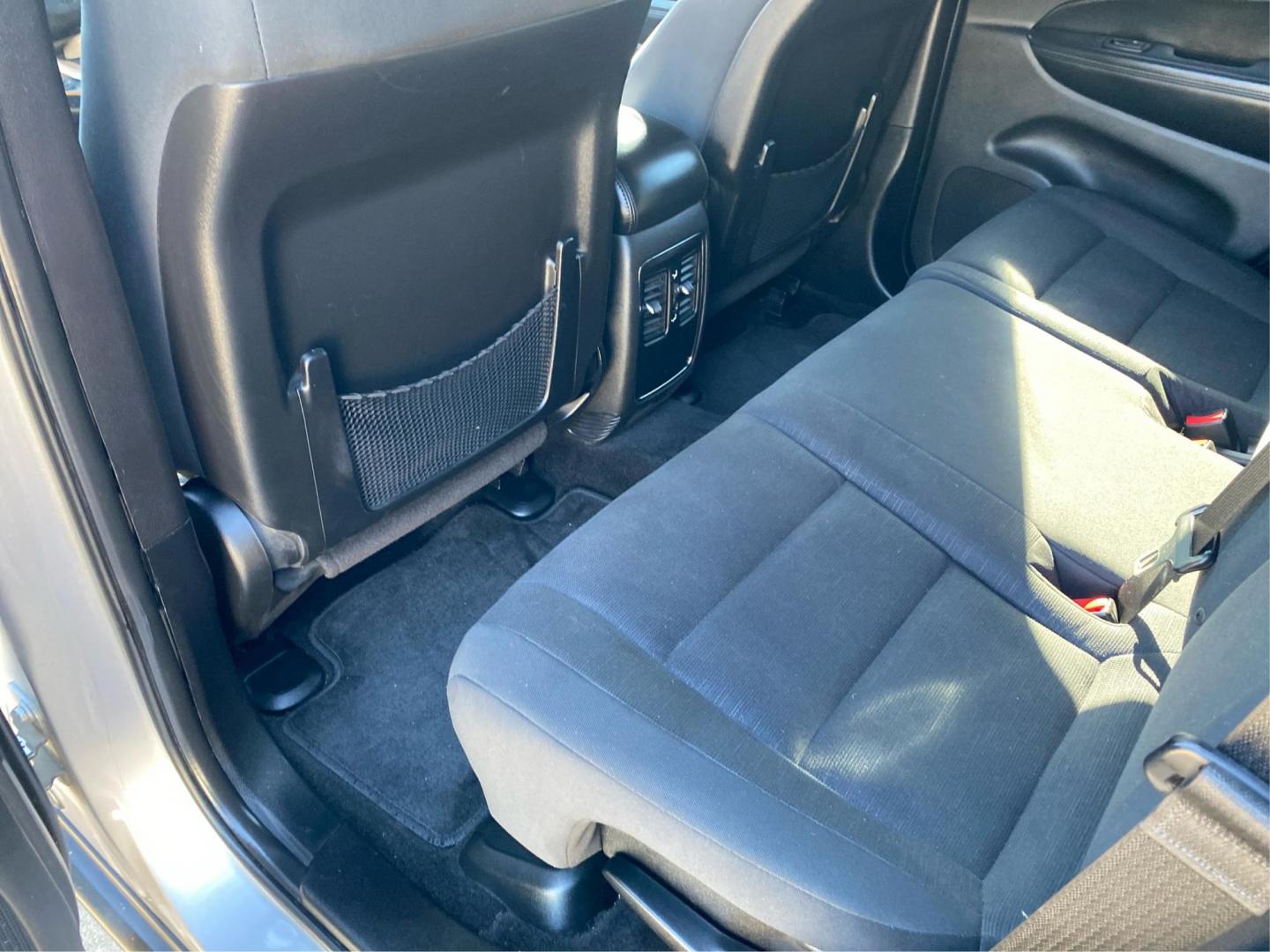 2015 SILVER JEEP GRAND CHEROKEE LAREDO (1C4RJFAGXFC) with an 3.6L engine, Automatic transmission, located at 908 SE 14th Street, Des Moines, IA, 50317, (515) 281-0330, 41.580303, -93.597046 - Photo#9