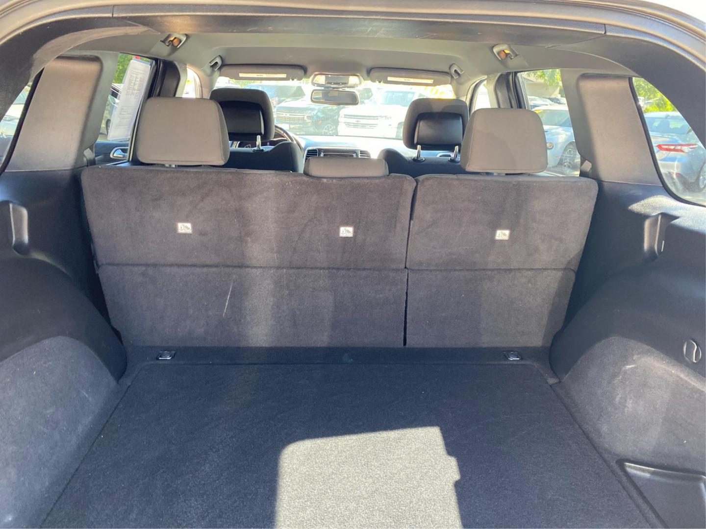 2015 SILVER JEEP GRAND CHEROKEE LAREDO (1C4RJFAGXFC) with an 3.6L engine, Automatic transmission, located at 908 SE 14th Street, Des Moines, IA, 50317, (515) 281-0330, 41.580303, -93.597046 - Photo#12