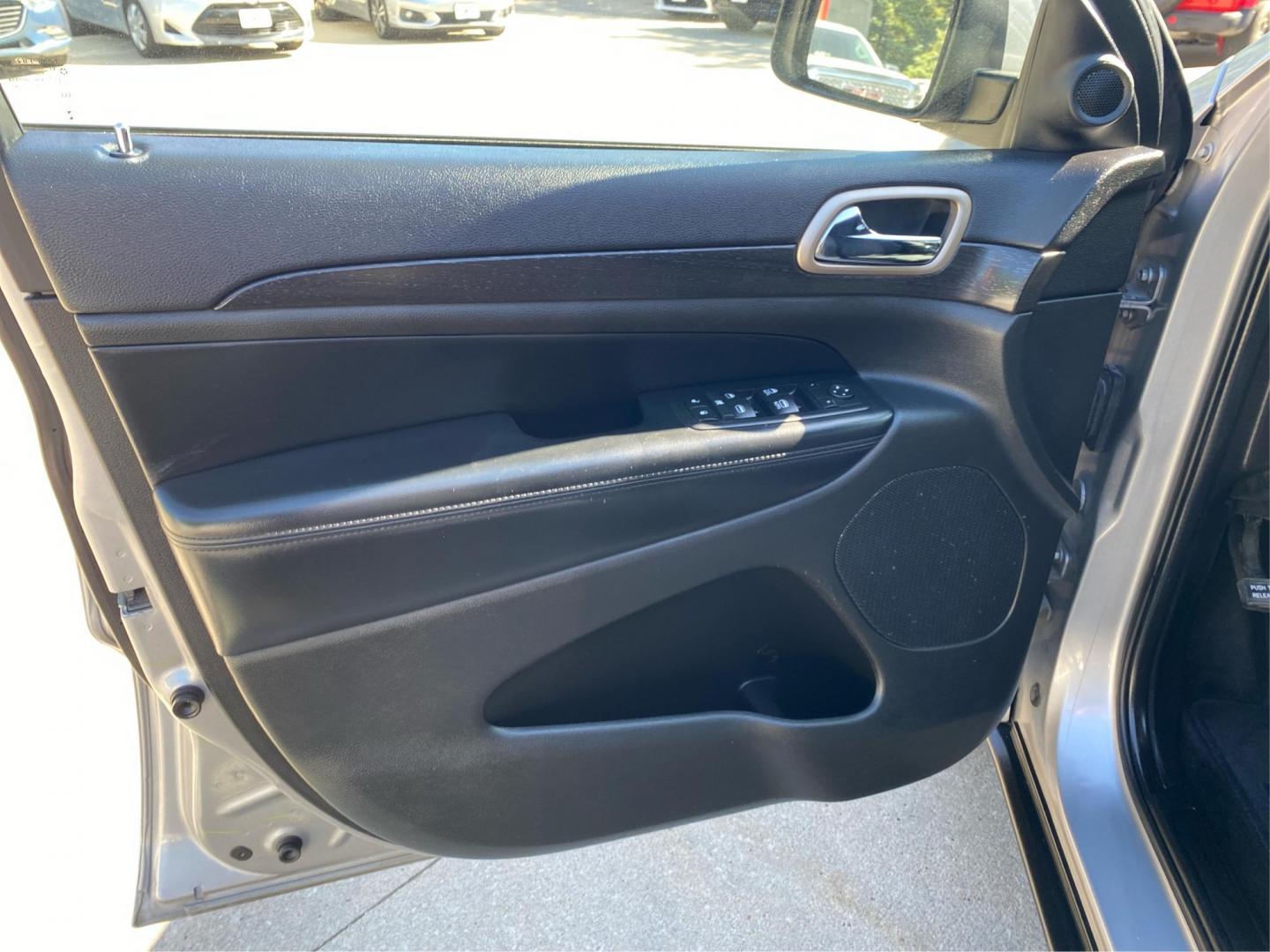 2015 SILVER JEEP GRAND CHEROKEE LAREDO (1C4RJFAGXFC) with an 3.6L engine, Automatic transmission, located at 908 SE 14th Street, Des Moines, IA, 50317, (515) 281-0330, 41.580303, -93.597046 - Photo#19