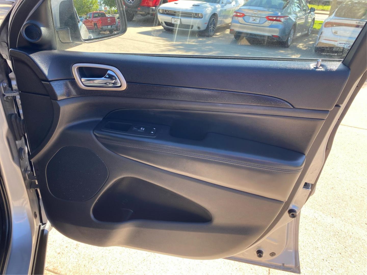2015 SILVER JEEP GRAND CHEROKEE LAREDO (1C4RJFAGXFC) with an 3.6L engine, Automatic transmission, located at 908 SE 14th Street, Des Moines, IA, 50317, (515) 281-0330, 41.580303, -93.597046 - Photo#20