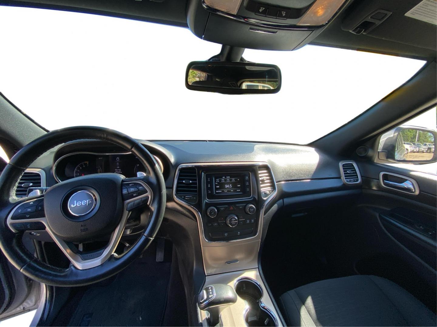2015 SILVER JEEP GRAND CHEROKEE LAREDO (1C4RJFAGXFC) with an 3.6L engine, Automatic transmission, located at 908 SE 14th Street, Des Moines, IA, 50317, (515) 281-0330, 41.580303, -93.597046 - Photo#22