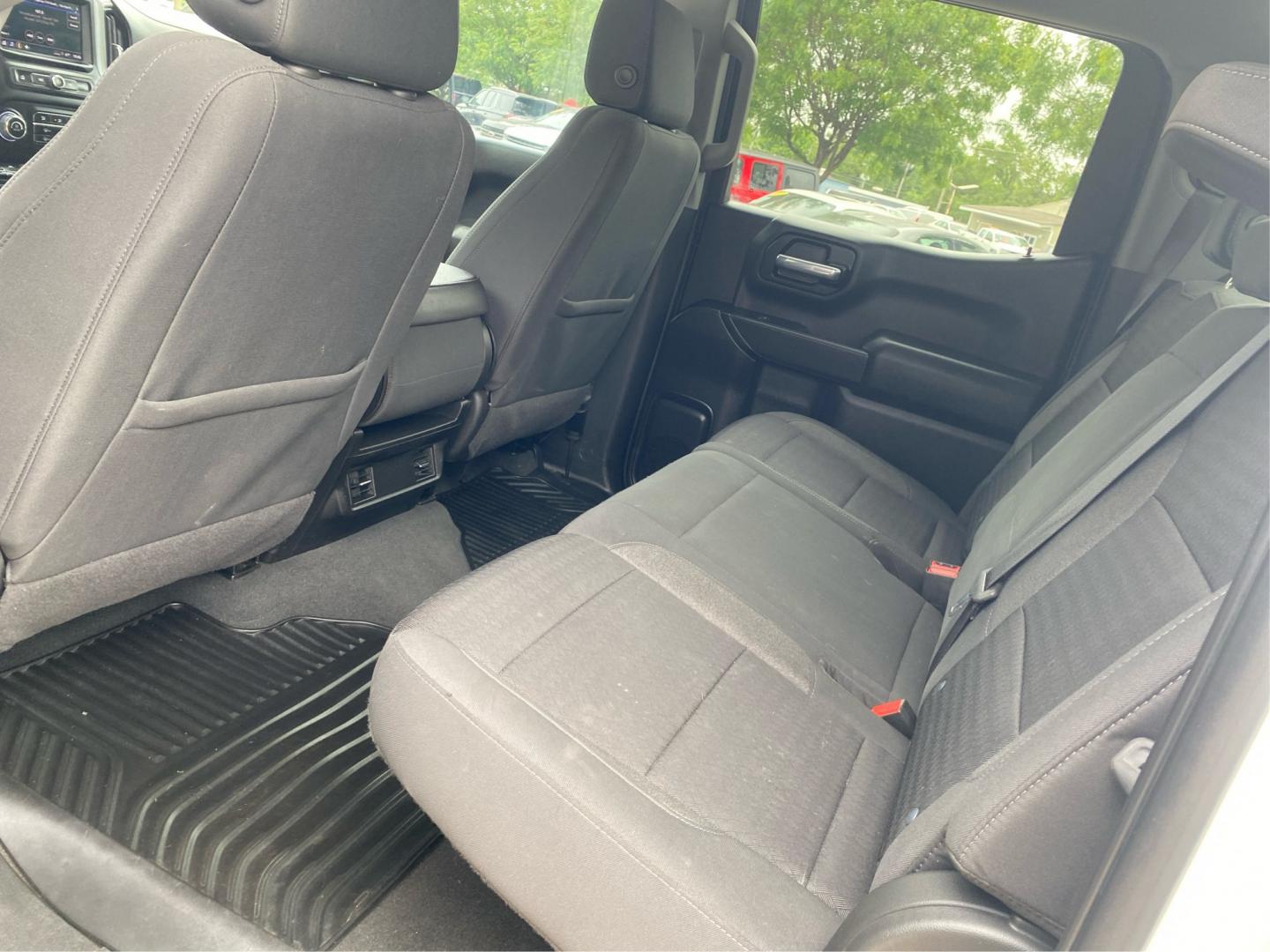 2022 WHITE CHEVROLET SILVERADO 1500 CUSTOM (1GCPDBEK4NZ) with an 2.7L engine, Automatic transmission, located at 908 SE 14th Street, Des Moines, IA, 50317, (515) 281-0330, 41.580303, -93.597046- Photo#9
