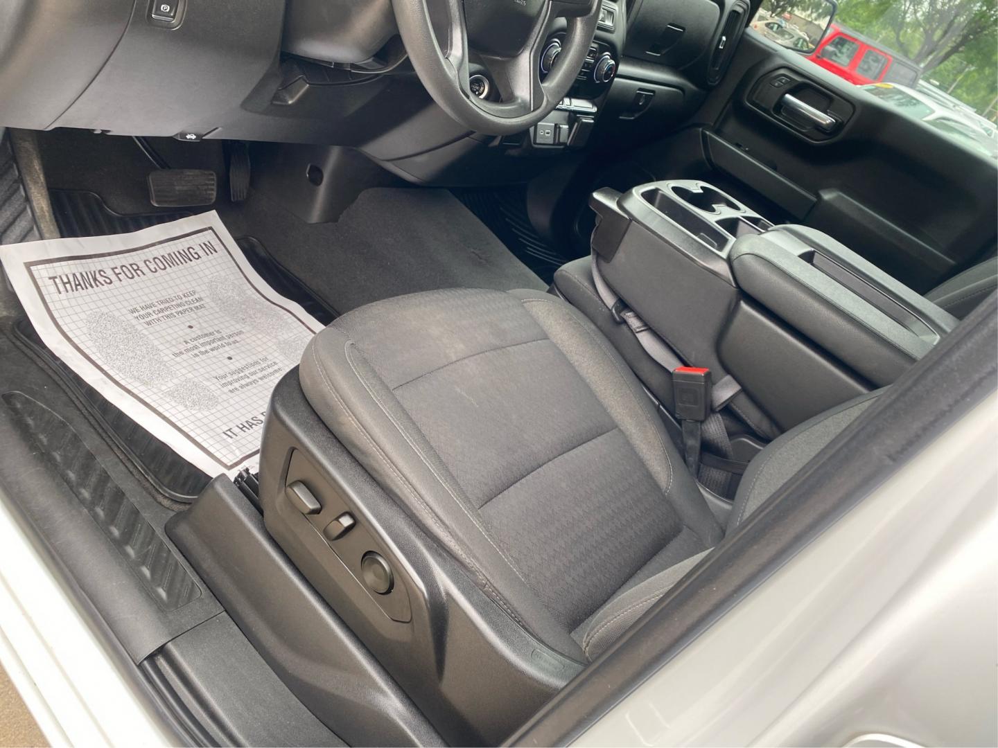 2022 WHITE CHEVROLET SILVERADO 1500 CUSTOM (1GCPDBEK4NZ) with an 2.7L engine, Automatic transmission, located at 908 SE 14th Street, Des Moines, IA, 50317, (515) 281-0330, 41.580303, -93.597046- Photo#17