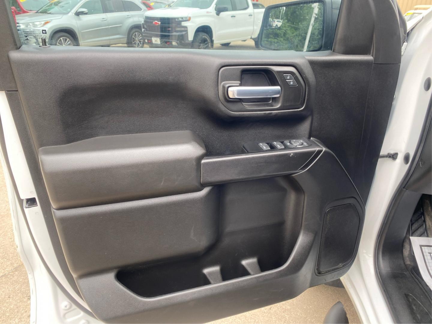 2022 WHITE CHEVROLET SILVERADO 1500 CUSTOM (1GCPDBEK4NZ) with an 2.7L engine, Automatic transmission, located at 908 SE 14th Street, Des Moines, IA, 50317, (515) 281-0330, 41.580303, -93.597046- Photo#18