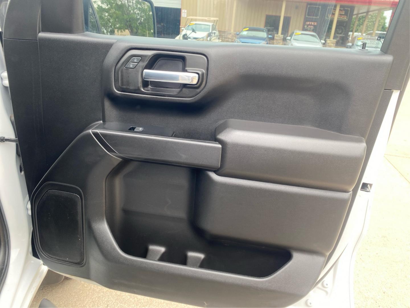 2022 WHITE CHEVROLET SILVERADO 1500 CUSTOM (1GCPDBEK4NZ) with an 2.7L engine, Automatic transmission, located at 908 SE 14th Street, Des Moines, IA, 50317, (515) 281-0330, 41.580303, -93.597046- Photo#19