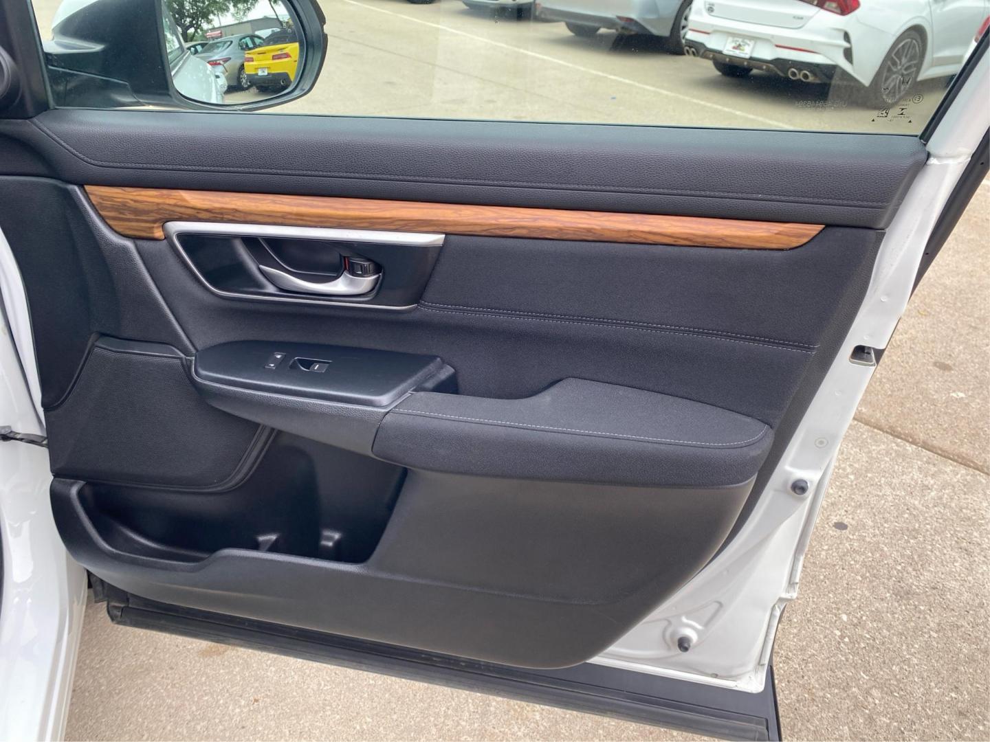 2019 WHITE HONDA CR-V EX (7FARW2H53KE) with an 1.5L engine, Continuously Variable transmission, located at 908 SE 14th Street, Des Moines, IA, 50317, (515) 281-0330, 41.580303, -93.597046 - Photo#20