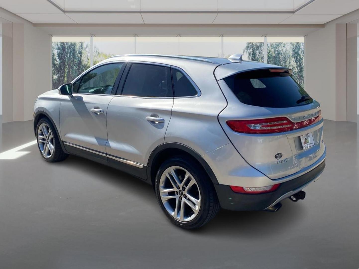 2016 SILVER LINCOLN MKC RESERVE (5LMCJ3D90GU) with an 2.0L engine, Automatic transmission, located at 908 SE 14th Street, Des Moines, IA, 50317, (515) 281-0330, 41.580303, -93.597046 - Photo#4