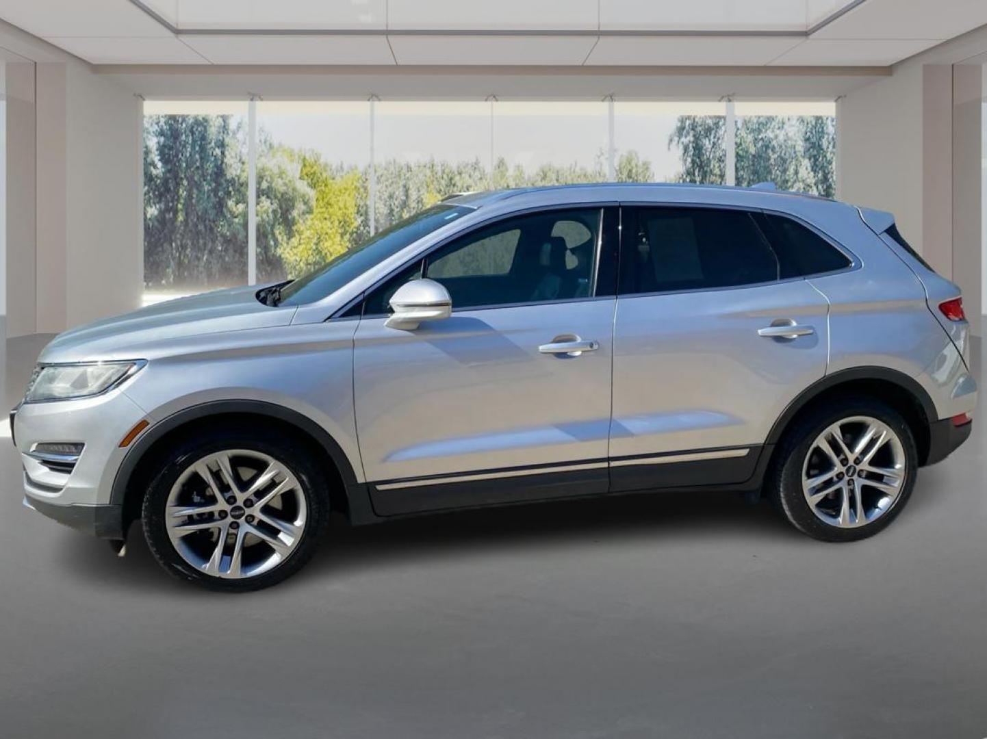 2016 SILVER LINCOLN MKC RESERVE (5LMCJ3D90GU) with an 2.0L engine, Automatic transmission, located at 908 SE 14th Street, Des Moines, IA, 50317, (515) 281-0330, 41.580303, -93.597046 - Photo#5