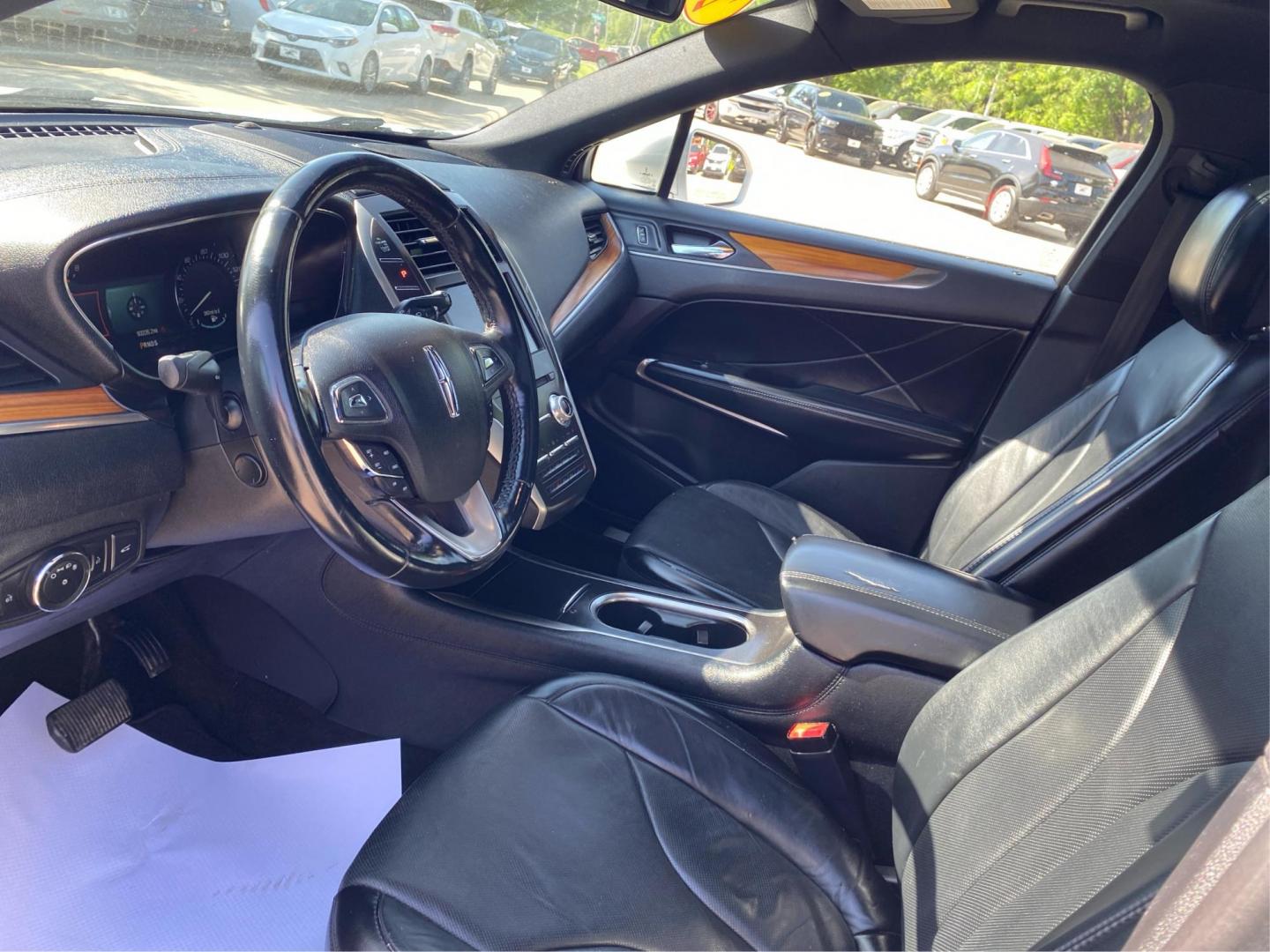 2016 SILVER LINCOLN MKC RESERVE (5LMCJ3D90GU) with an 2.0L engine, Automatic transmission, located at 908 SE 14th Street, Des Moines, IA, 50317, (515) 281-0330, 41.580303, -93.597046 - Photo#8