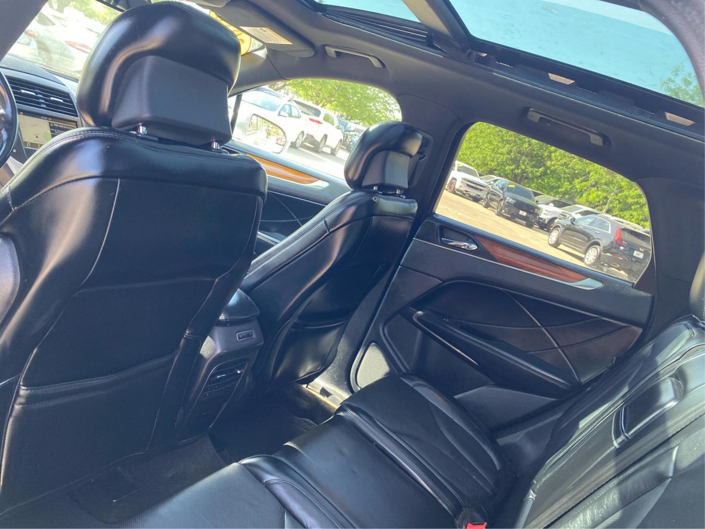 2016 SILVER LINCOLN MKC RESERVE (5LMCJ3D90GU) with an 2.0L engine, Automatic transmission, located at 908 SE 14th Street, Des Moines, IA, 50317, (515) 281-0330, 41.580303, -93.597046 - Photo#9