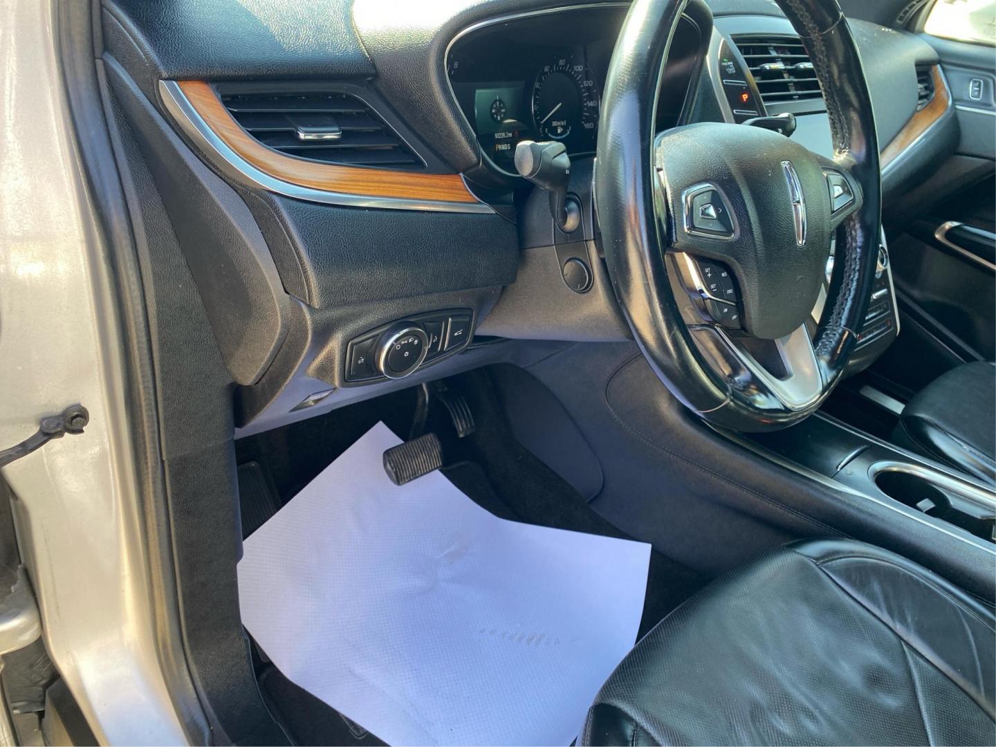 2016 SILVER LINCOLN MKC RESERVE (5LMCJ3D90GU) with an 2.0L engine, Automatic transmission, located at 908 SE 14th Street, Des Moines, IA, 50317, (515) 281-0330, 41.580303, -93.597046 - Photo#17