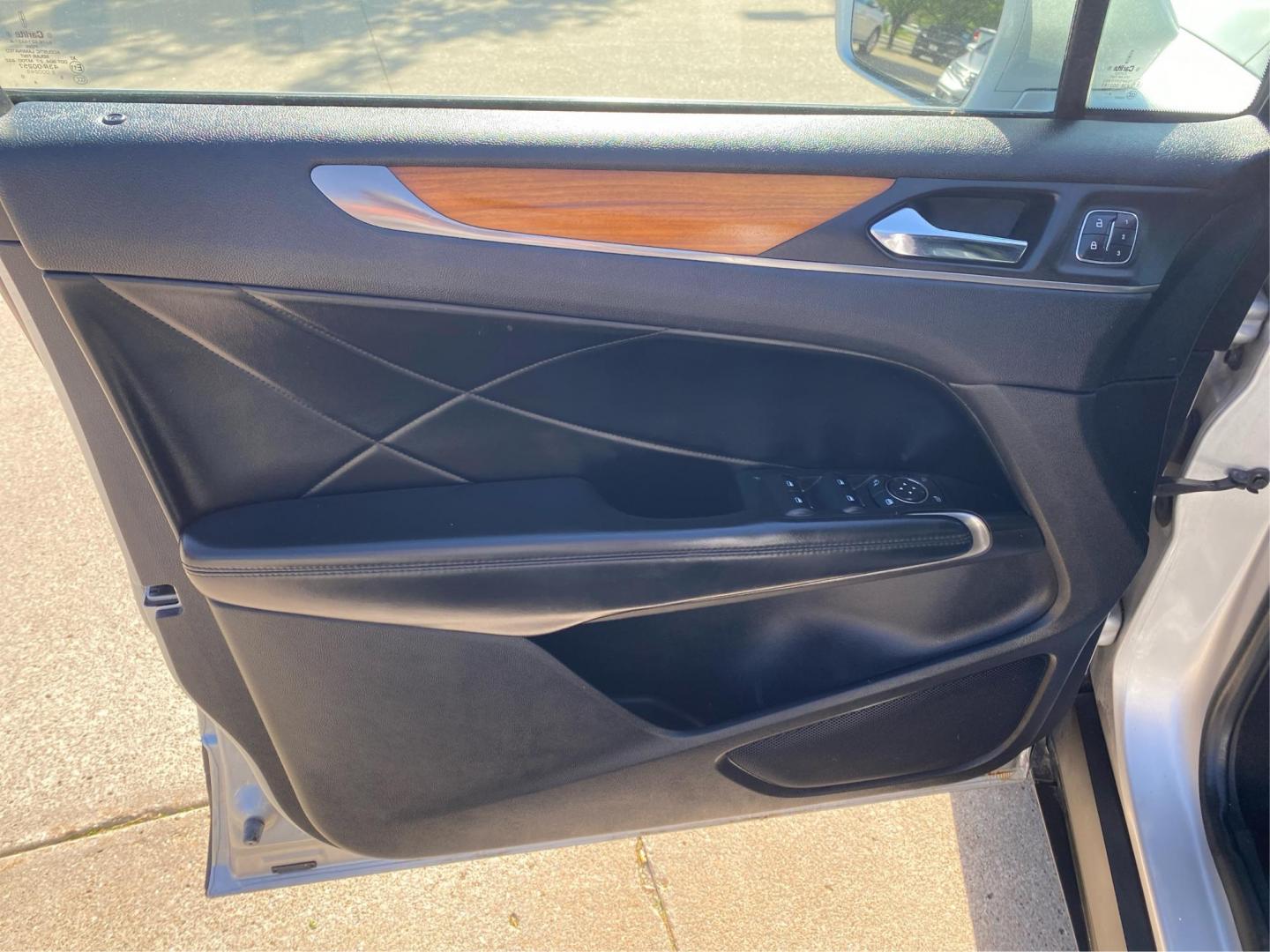 2016 SILVER LINCOLN MKC RESERVE (5LMCJ3D90GU) with an 2.0L engine, Automatic transmission, located at 908 SE 14th Street, Des Moines, IA, 50317, (515) 281-0330, 41.580303, -93.597046 - Photo#19