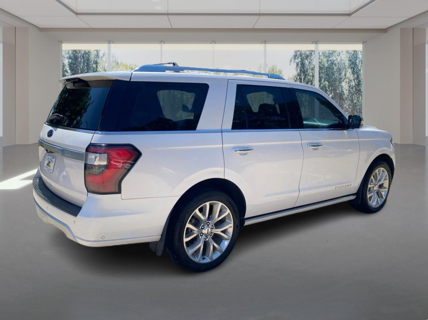 2019 WHITE FORD EXPEDITION PLATINUM (1FMJU1MT5KE) with an 3.5L engine, Automatic transmission, located at 908 SE 14th Street, Des Moines, IA, 50317, (515) 281-0330, 41.580303, -93.597046- Photo#2
