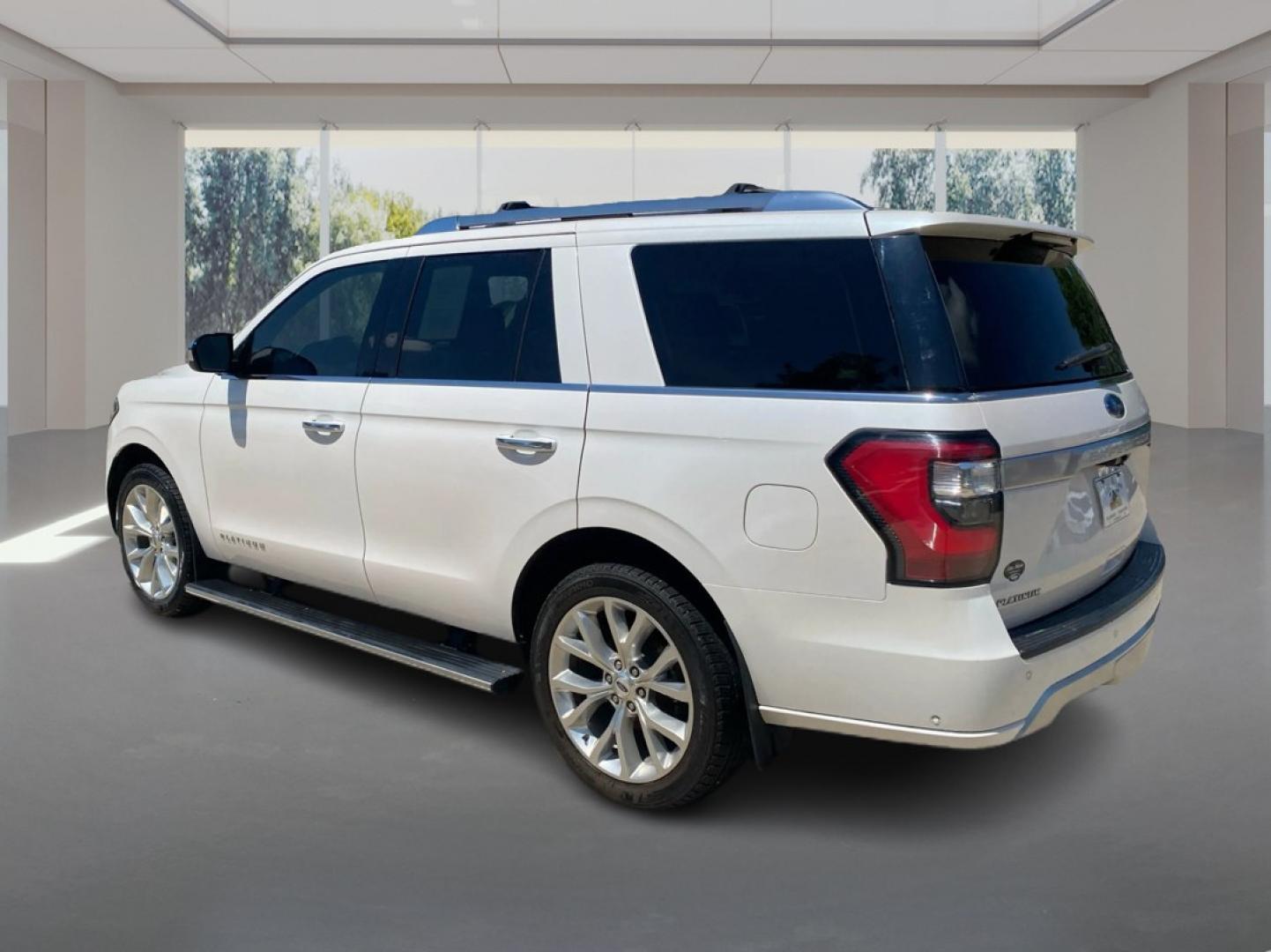 2019 WHITE FORD EXPEDITION PLATINUM (1FMJU1MT5KE) with an 3.5L engine, Automatic transmission, located at 908 SE 14th Street, Des Moines, IA, 50317, (515) 281-0330, 41.580303, -93.597046- Photo#4