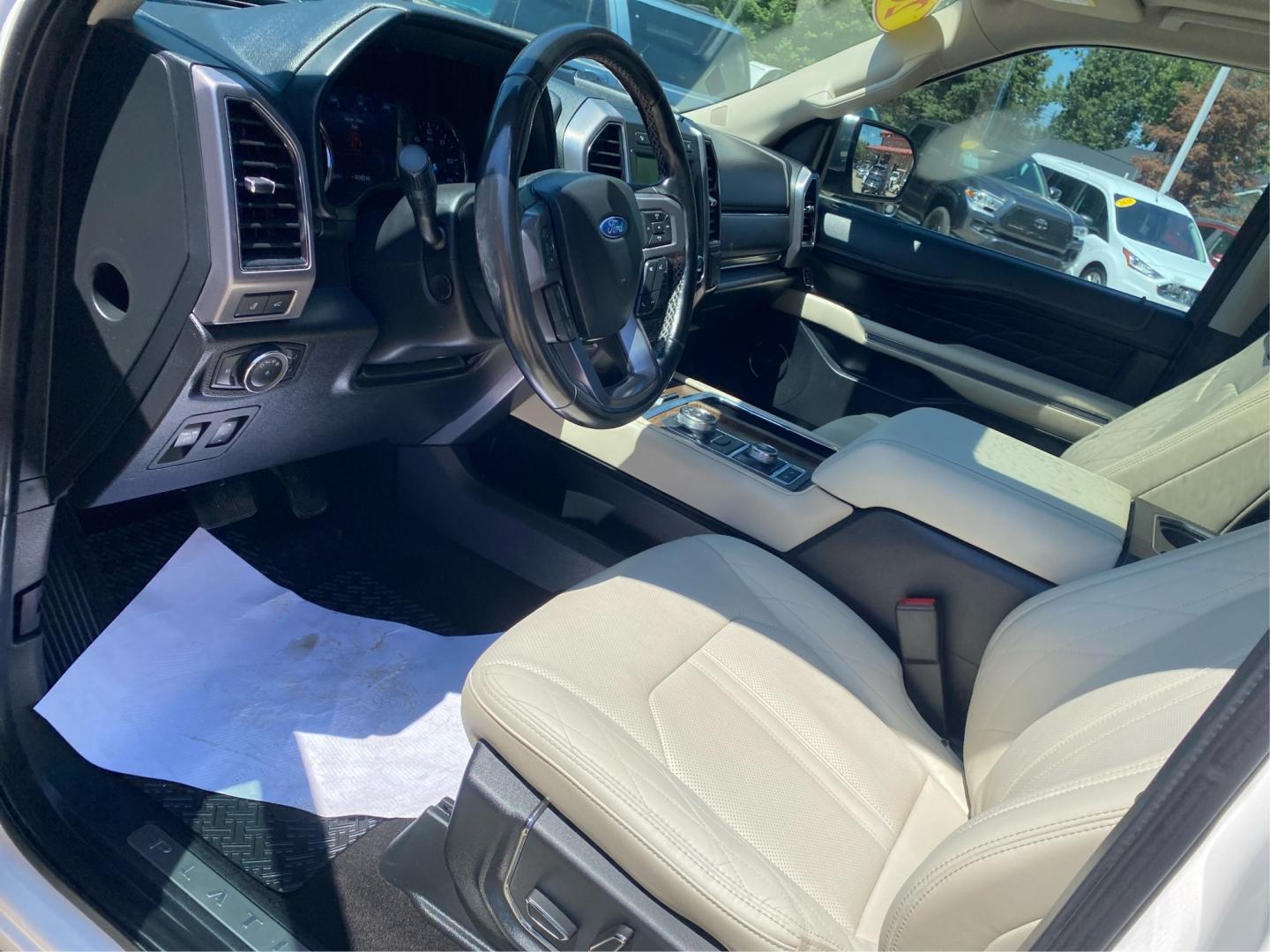 2019 WHITE FORD EXPEDITION PLATINUM (1FMJU1MT5KE) with an 3.5L engine, Automatic transmission, located at 908 SE 14th Street, Des Moines, IA, 50317, (515) 281-0330, 41.580303, -93.597046- Photo#8