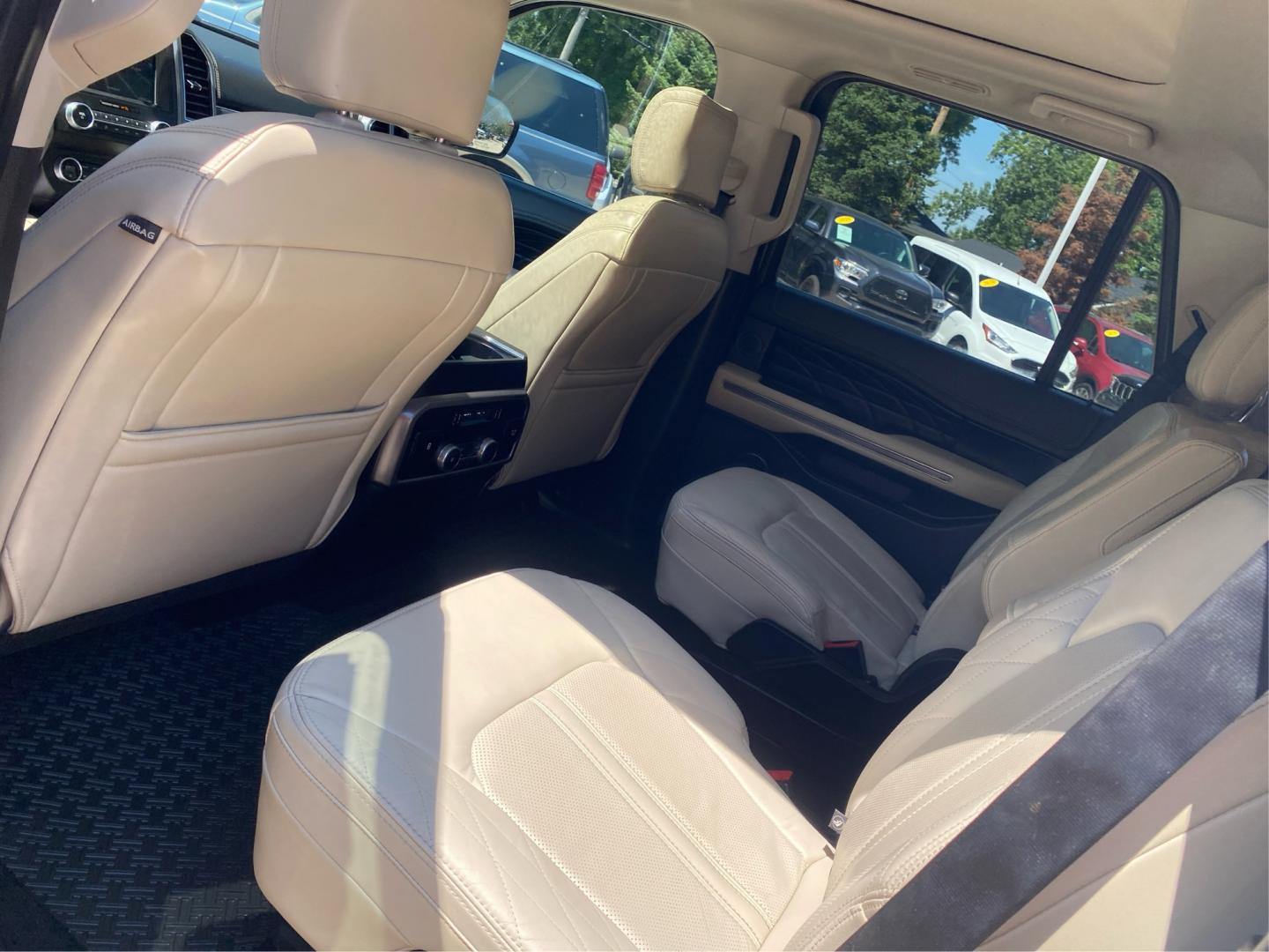 2019 WHITE FORD EXPEDITION PLATINUM (1FMJU1MT5KE) with an 3.5L engine, Automatic transmission, located at 908 SE 14th Street, Des Moines, IA, 50317, (515) 281-0330, 41.580303, -93.597046- Photo#9