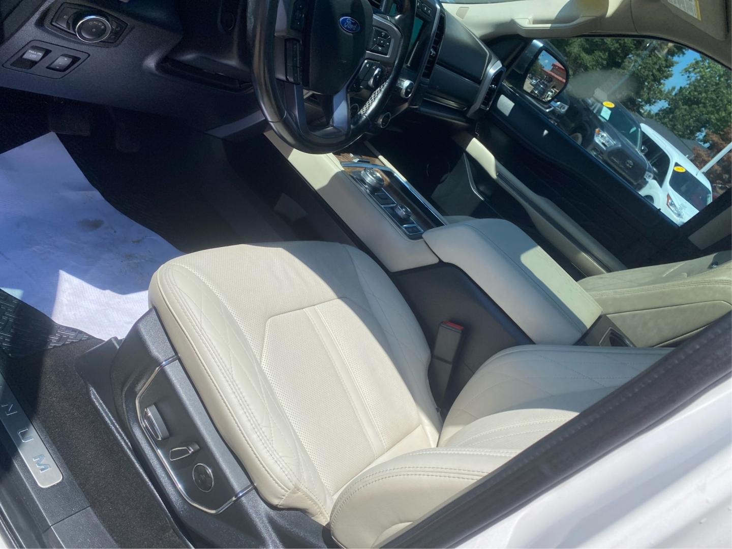 2019 WHITE FORD EXPEDITION PLATINUM (1FMJU1MT5KE) with an 3.5L engine, Automatic transmission, located at 908 SE 14th Street, Des Moines, IA, 50317, (515) 281-0330, 41.580303, -93.597046- Photo#18