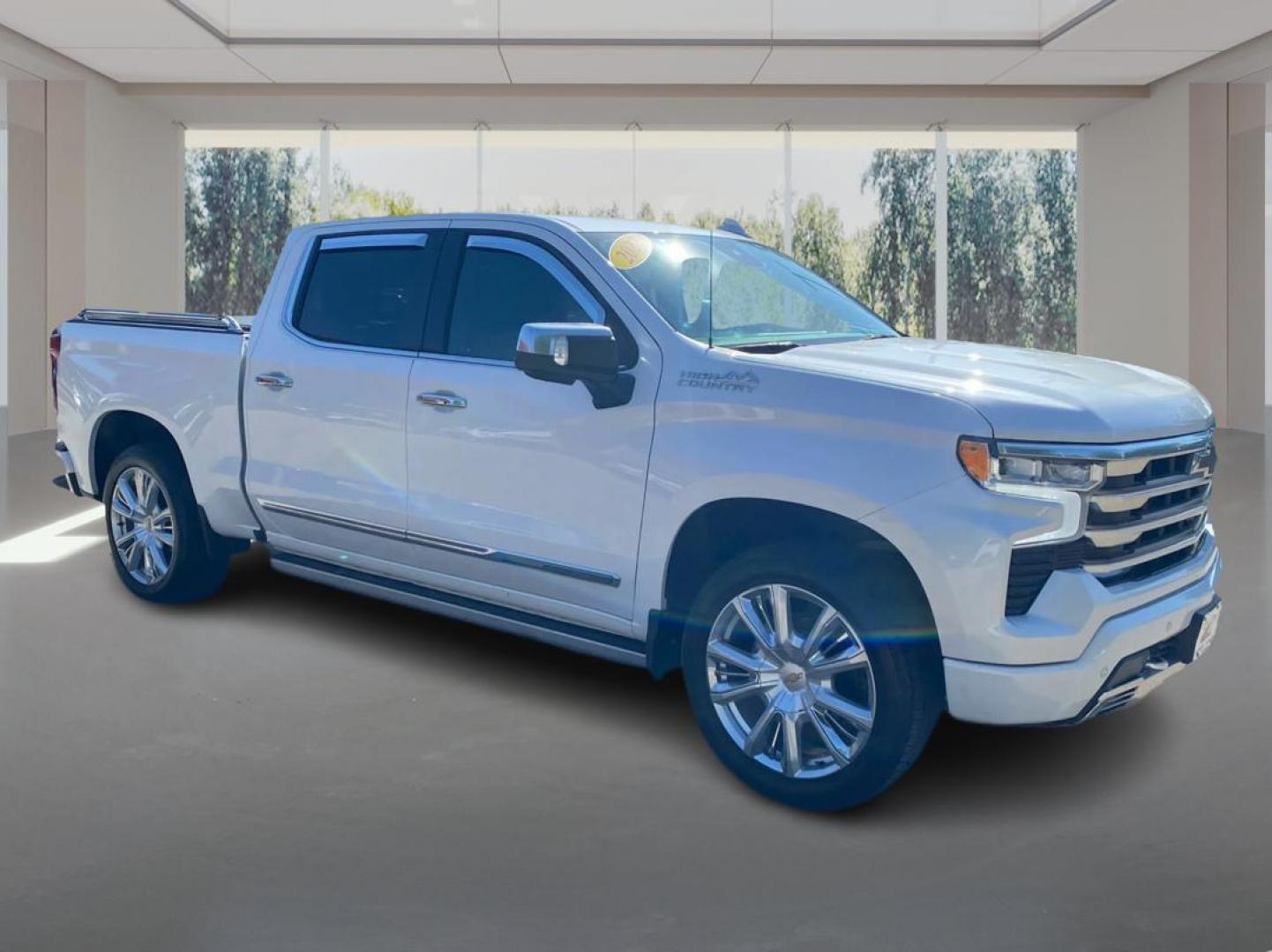 2022 WHITE CHEVROLET SILVERADO 1500 HIGH COUNTRY (1GCUDJEDXNZ) with an 5.3L engine, Automatic transmission, located at 908 SE 14th Street, Des Moines, IA, 50317, (515) 281-0330, 41.580303, -93.597046- Photo#0