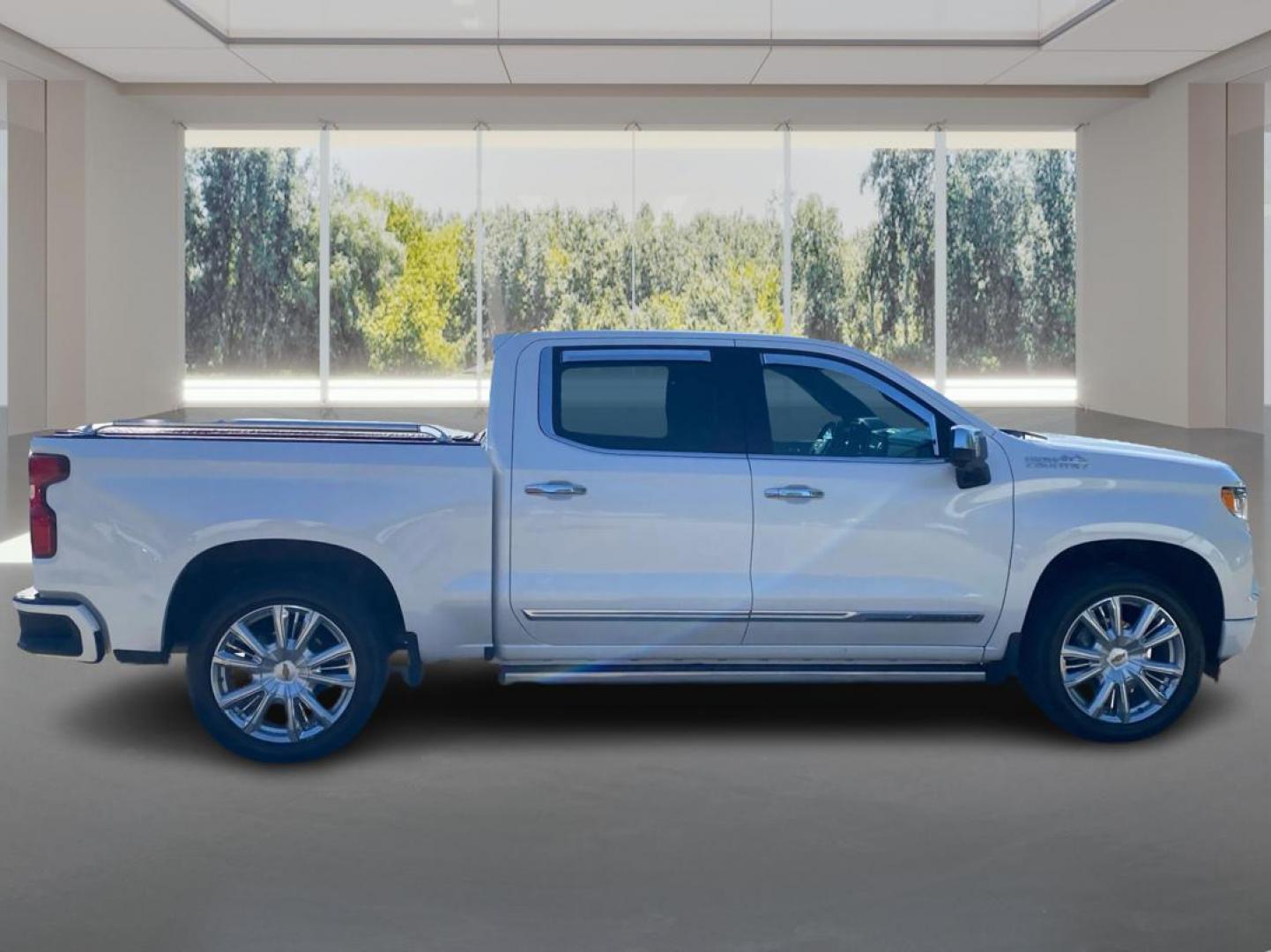 2022 WHITE CHEVROLET SILVERADO 1500 HIGH COUNTRY (1GCUDJEDXNZ) with an 5.3L engine, Automatic transmission, located at 908 SE 14th Street, Des Moines, IA, 50317, (515) 281-0330, 41.580303, -93.597046- Photo#1