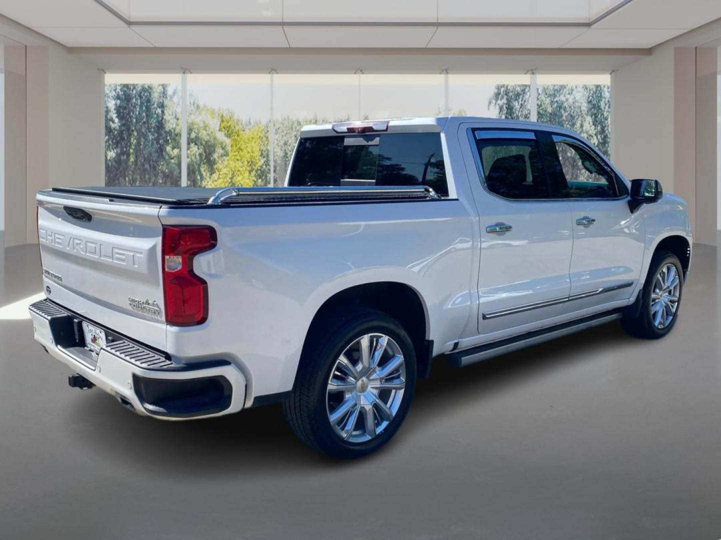 2022 WHITE CHEVROLET SILVERADO 1500 HIGH COUNTRY (1GCUDJEDXNZ) with an 5.3L engine, Automatic transmission, located at 908 SE 14th Street, Des Moines, IA, 50317, (515) 281-0330, 41.580303, -93.597046- Photo#2