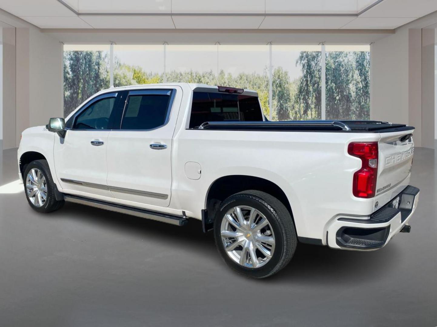 2022 WHITE CHEVROLET SILVERADO 1500 HIGH COUNTRY (1GCUDJEDXNZ) with an 5.3L engine, Automatic transmission, located at 908 SE 14th Street, Des Moines, IA, 50317, (515) 281-0330, 41.580303, -93.597046- Photo#4