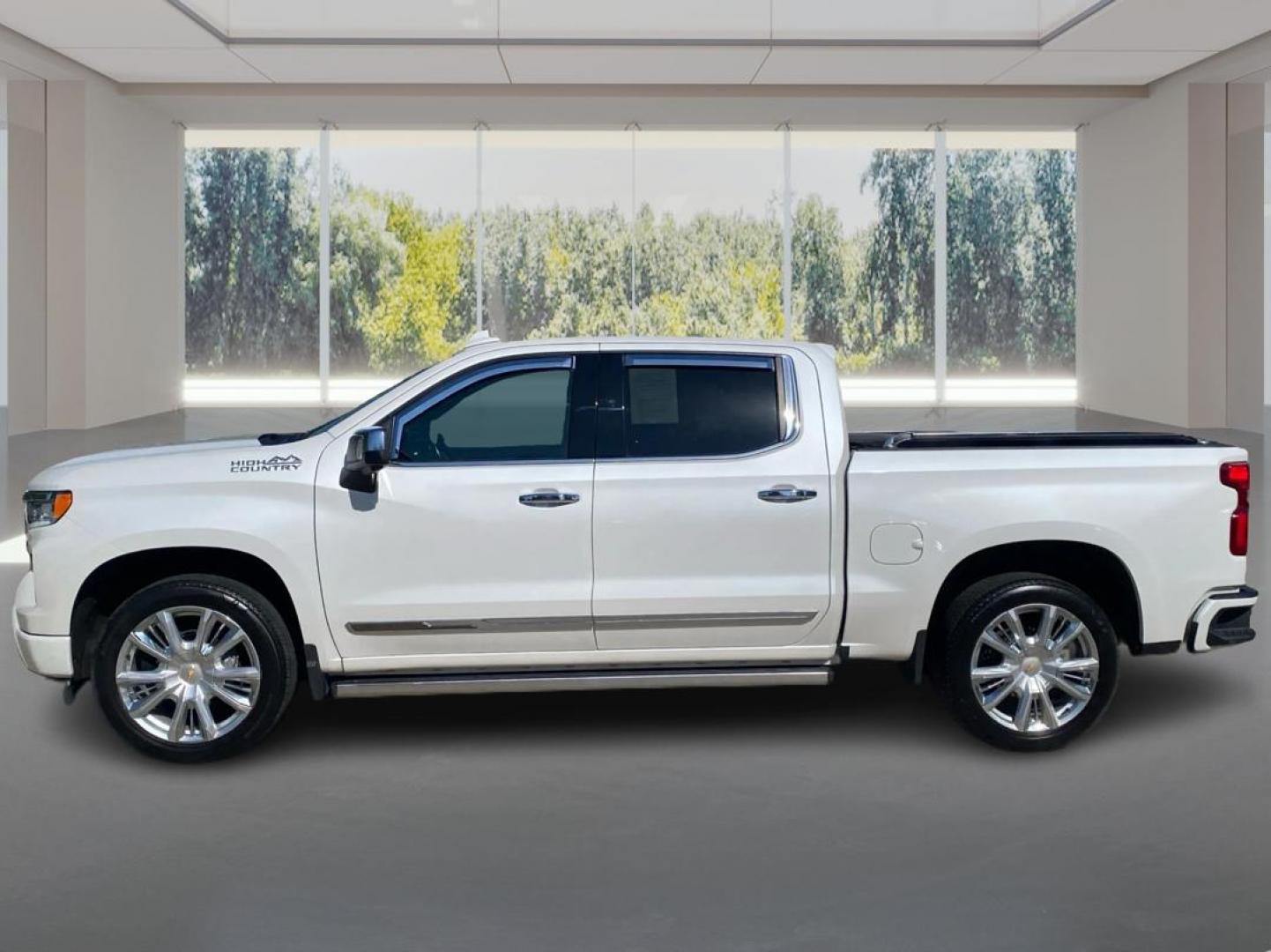2022 WHITE CHEVROLET SILVERADO 1500 HIGH COUNTRY (1GCUDJEDXNZ) with an 5.3L engine, Automatic transmission, located at 908 SE 14th Street, Des Moines, IA, 50317, (515) 281-0330, 41.580303, -93.597046- Photo#5