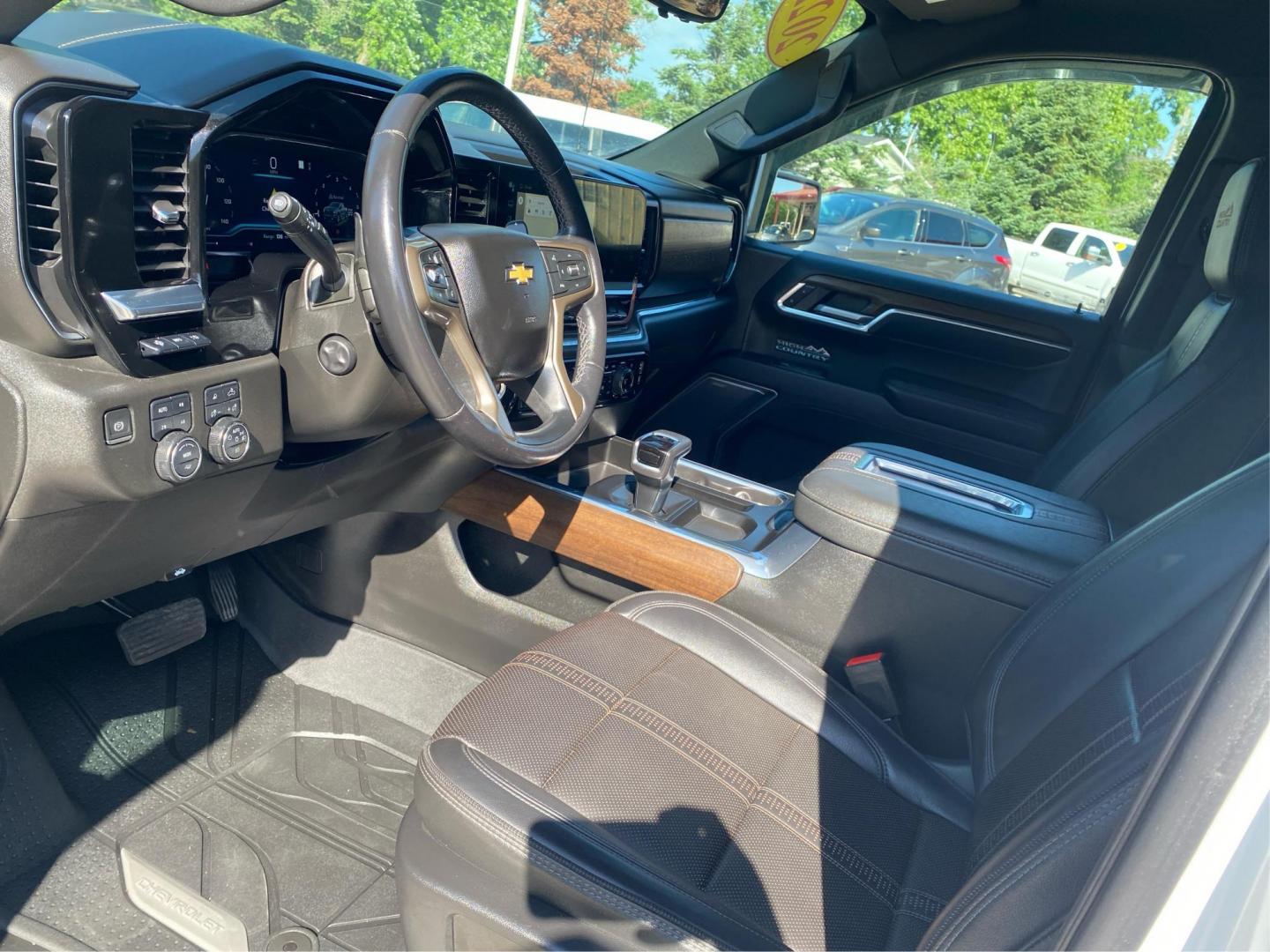2022 WHITE CHEVROLET SILVERADO 1500 HIGH COUNTRY (1GCUDJEDXNZ) with an 5.3L engine, Automatic transmission, located at 908 SE 14th Street, Des Moines, IA, 50317, (515) 281-0330, 41.580303, -93.597046- Photo#8