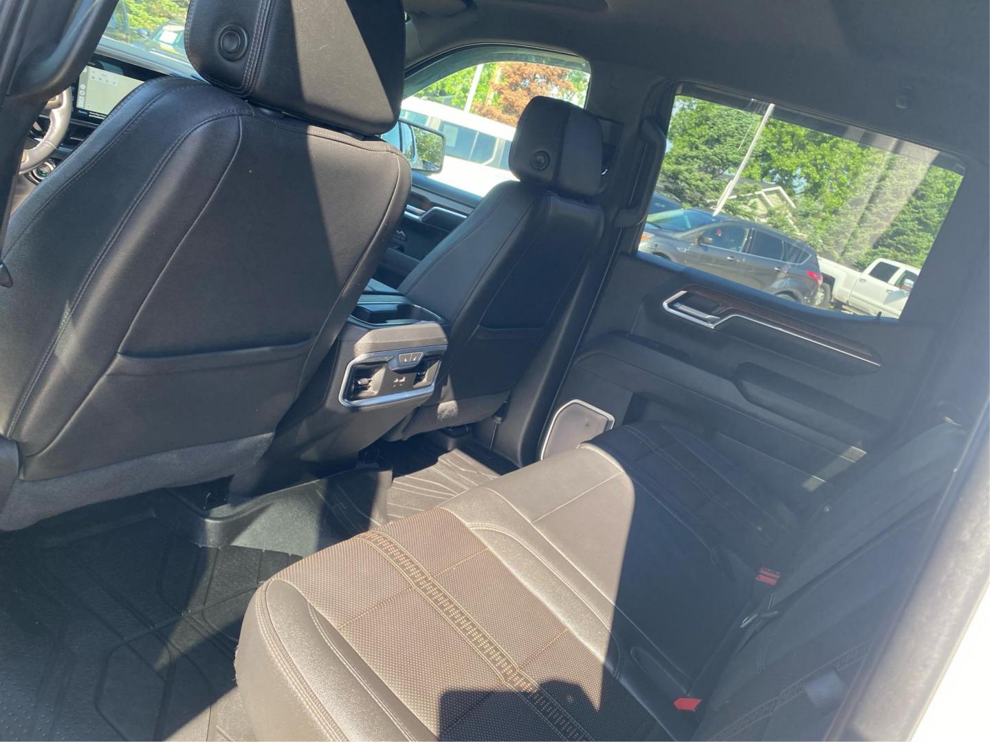 2022 WHITE CHEVROLET SILVERADO 1500 HIGH COUNTRY (1GCUDJEDXNZ) with an 5.3L engine, Automatic transmission, located at 908 SE 14th Street, Des Moines, IA, 50317, (515) 281-0330, 41.580303, -93.597046- Photo#9