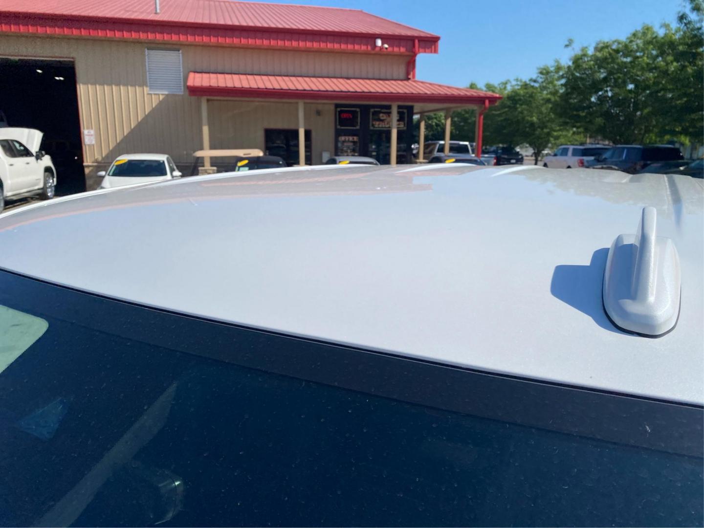 2022 WHITE CHEVROLET SILVERADO 1500 HIGH COUNTRY (1GCUDJEDXNZ) with an 5.3L engine, Automatic transmission, located at 908 SE 14th Street, Des Moines, IA, 50317, (515) 281-0330, 41.580303, -93.597046- Photo#11